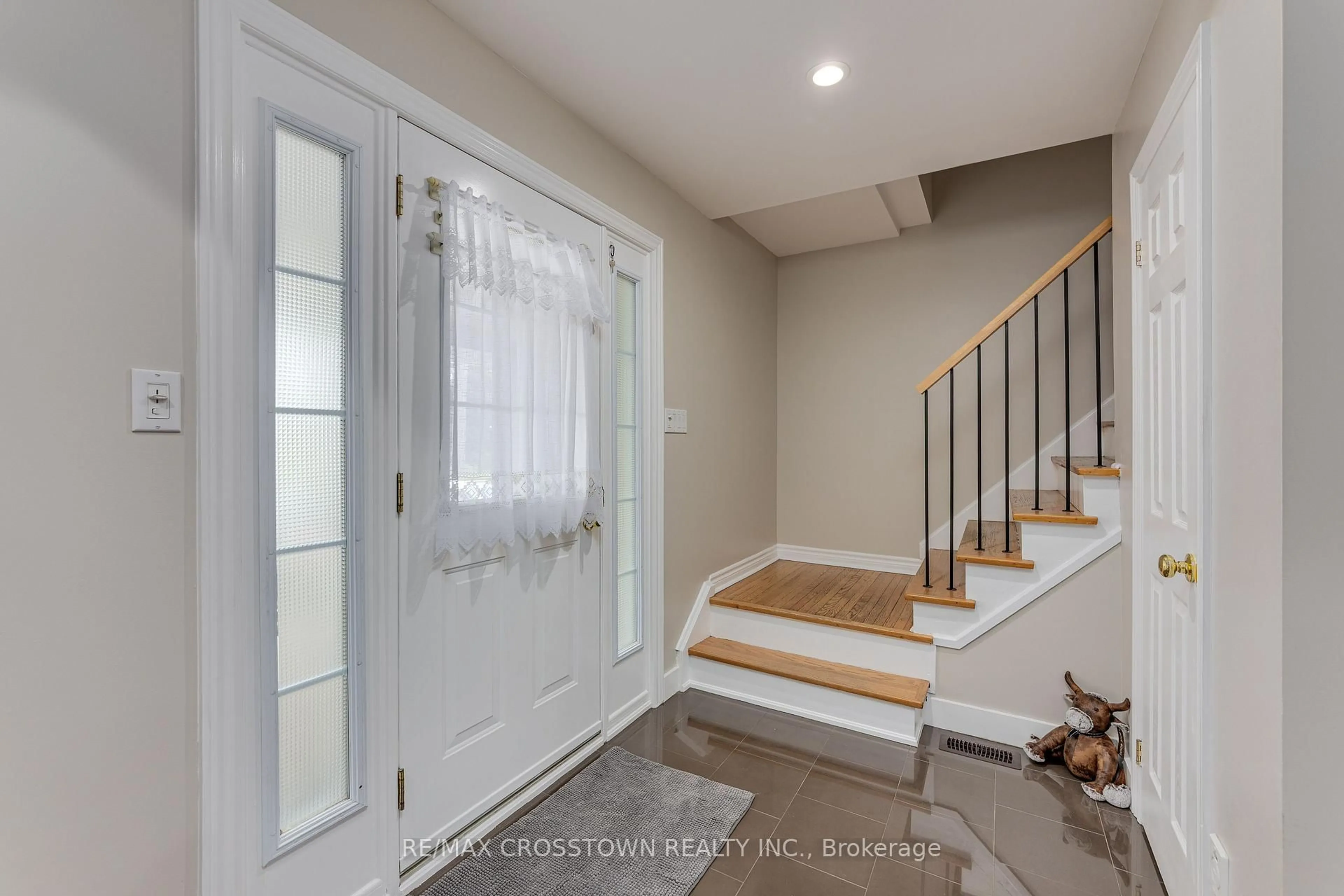 Indoor entryway for 119 Bayview Dr, Barrie Ontario L4N 3P3