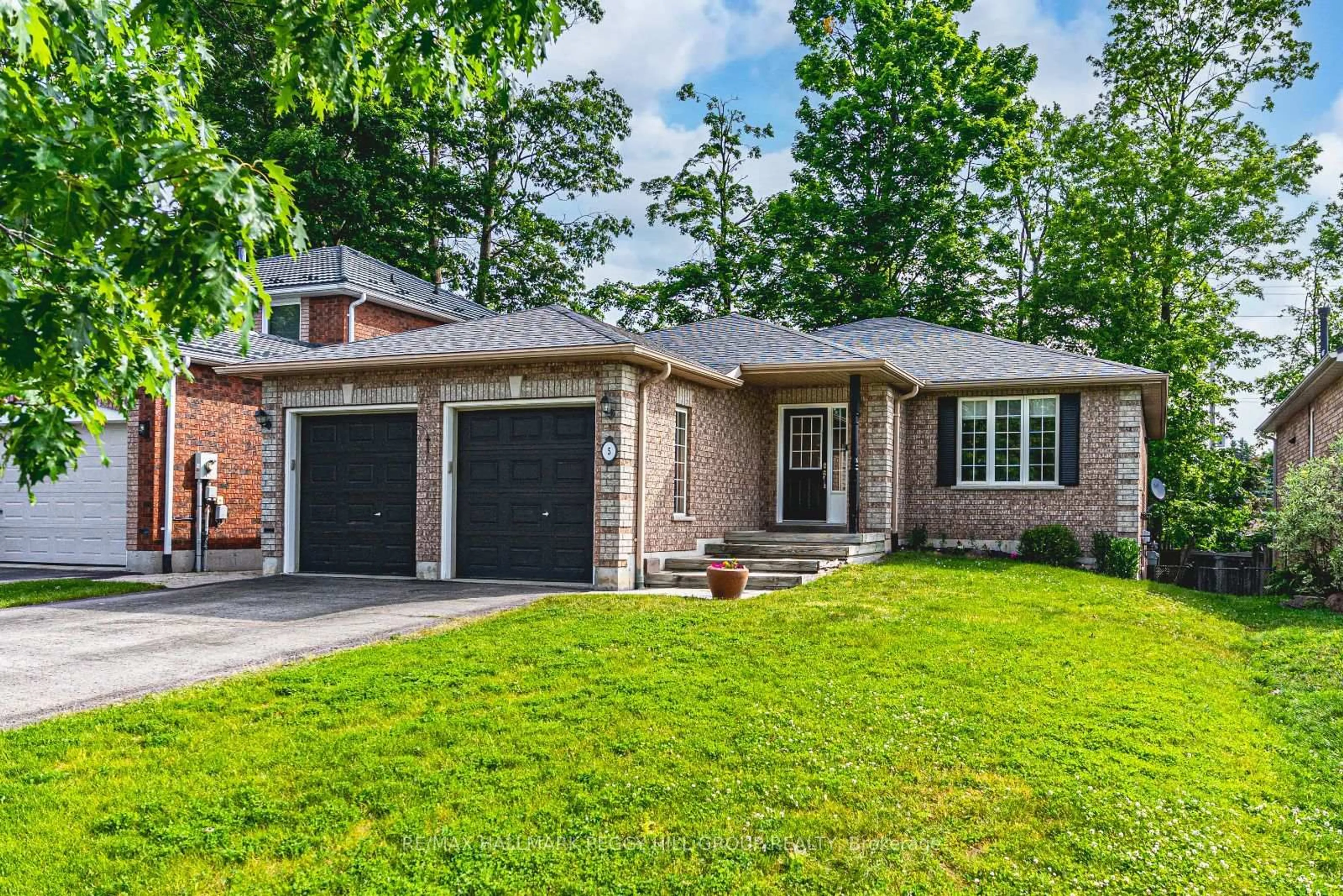 Home with brick exterior material, street for 5 Hogan Crt, Barrie Ontario L4M 6W7