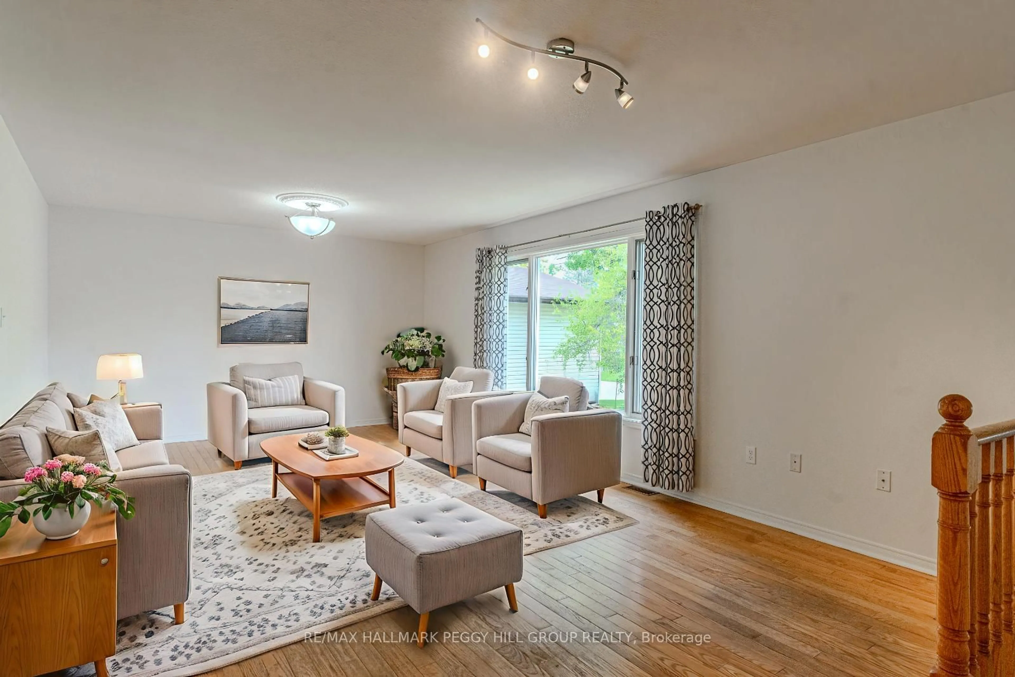 Living room with furniture, wood/laminate floor for 26 Innisbrook Dr, Wasaga Beach Ontario L9Z 1G3