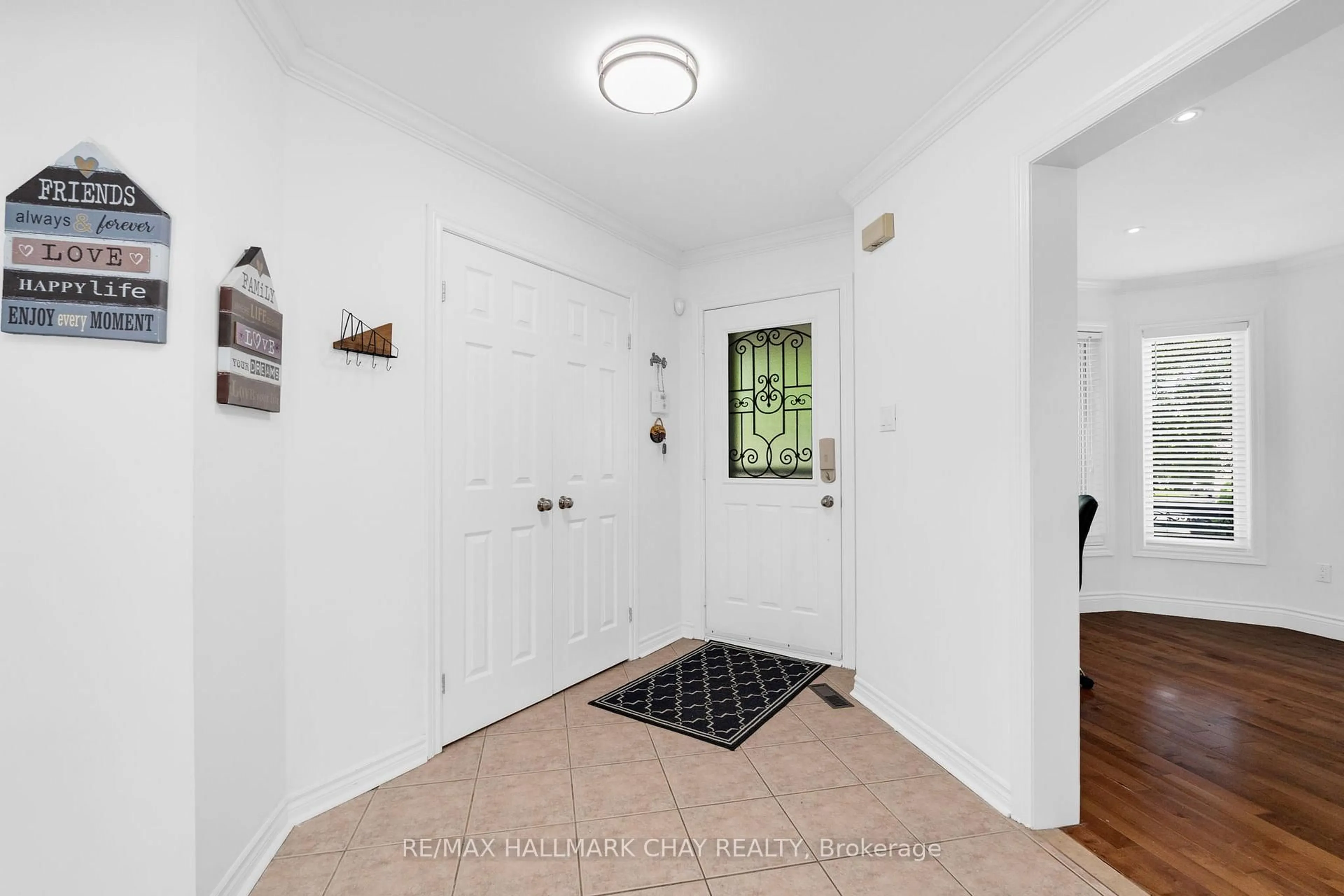 Indoor entryway for 57 VIOLET St, Barrie Ontario L4N 9N3