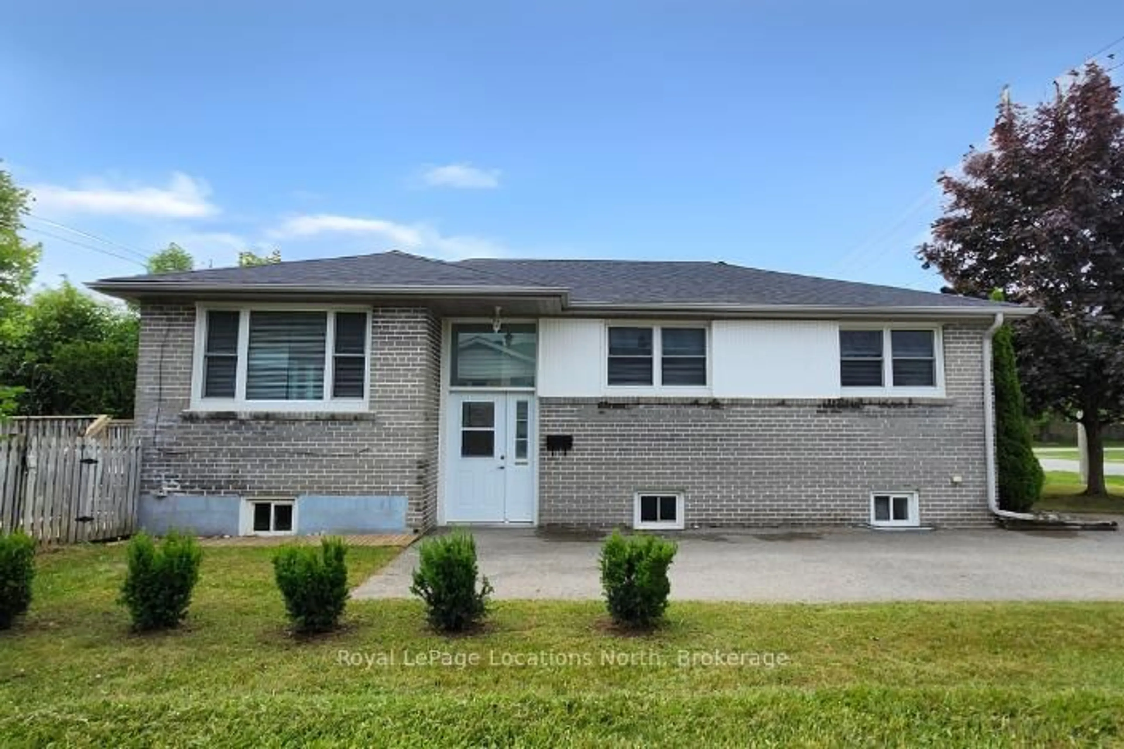 Home with vinyl exterior material, street for 635 Oak St, Collingwood Ontario L9Y 2Z7