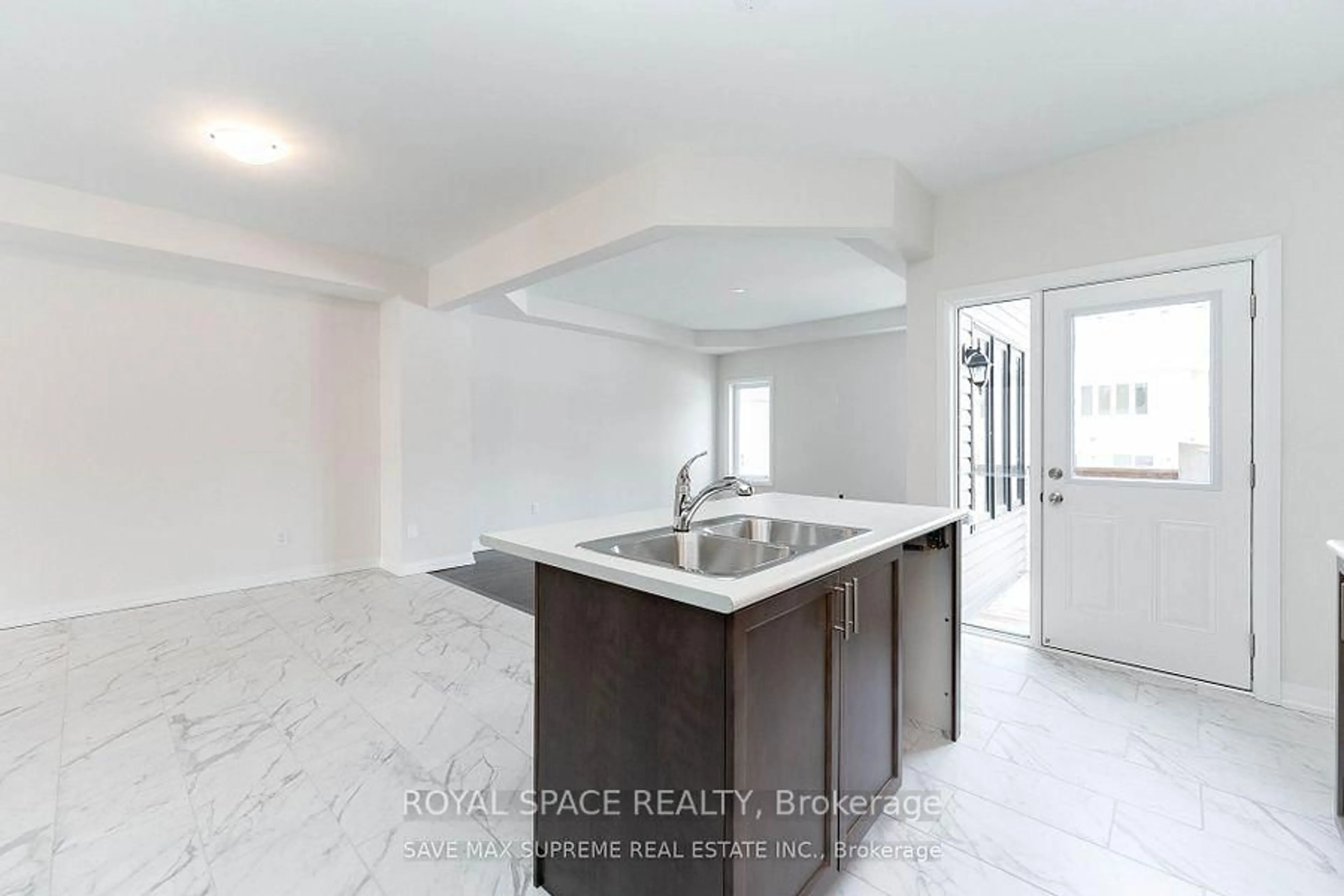 Open concept kitchen, ceramic/tile floor for 3 Federica Cres, Wasaga Beach Ontario L9Z 0N5