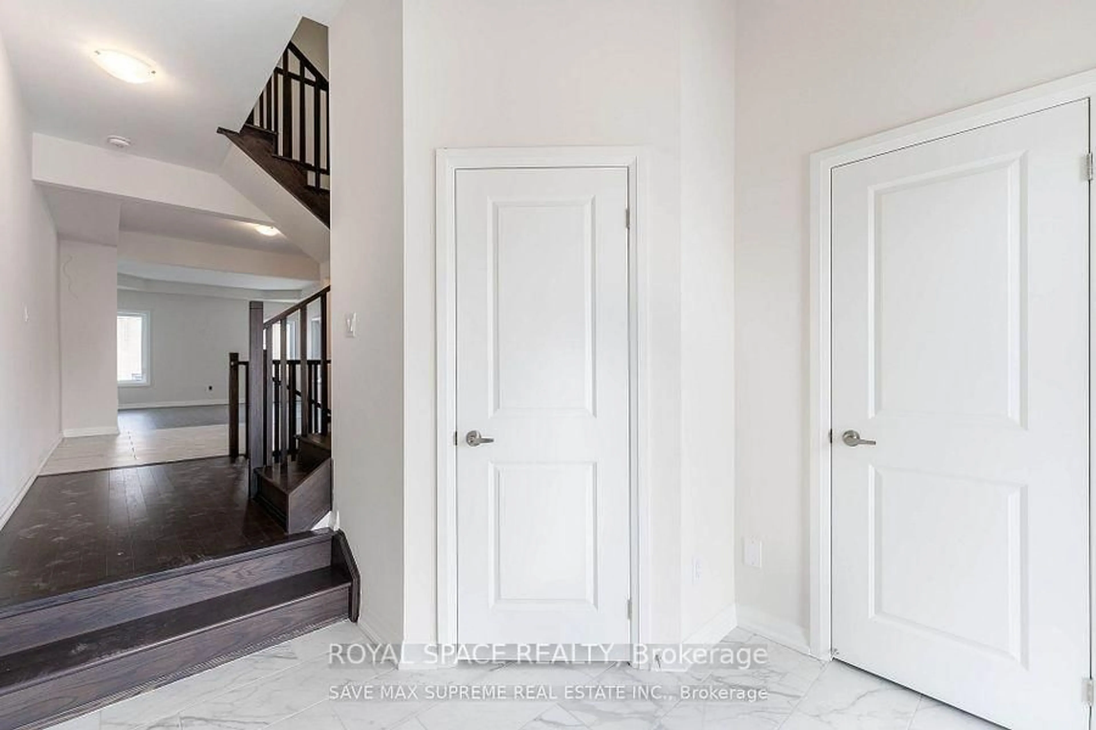 Indoor entryway for 3 Federica Cres, Wasaga Beach Ontario L9Z 0N5