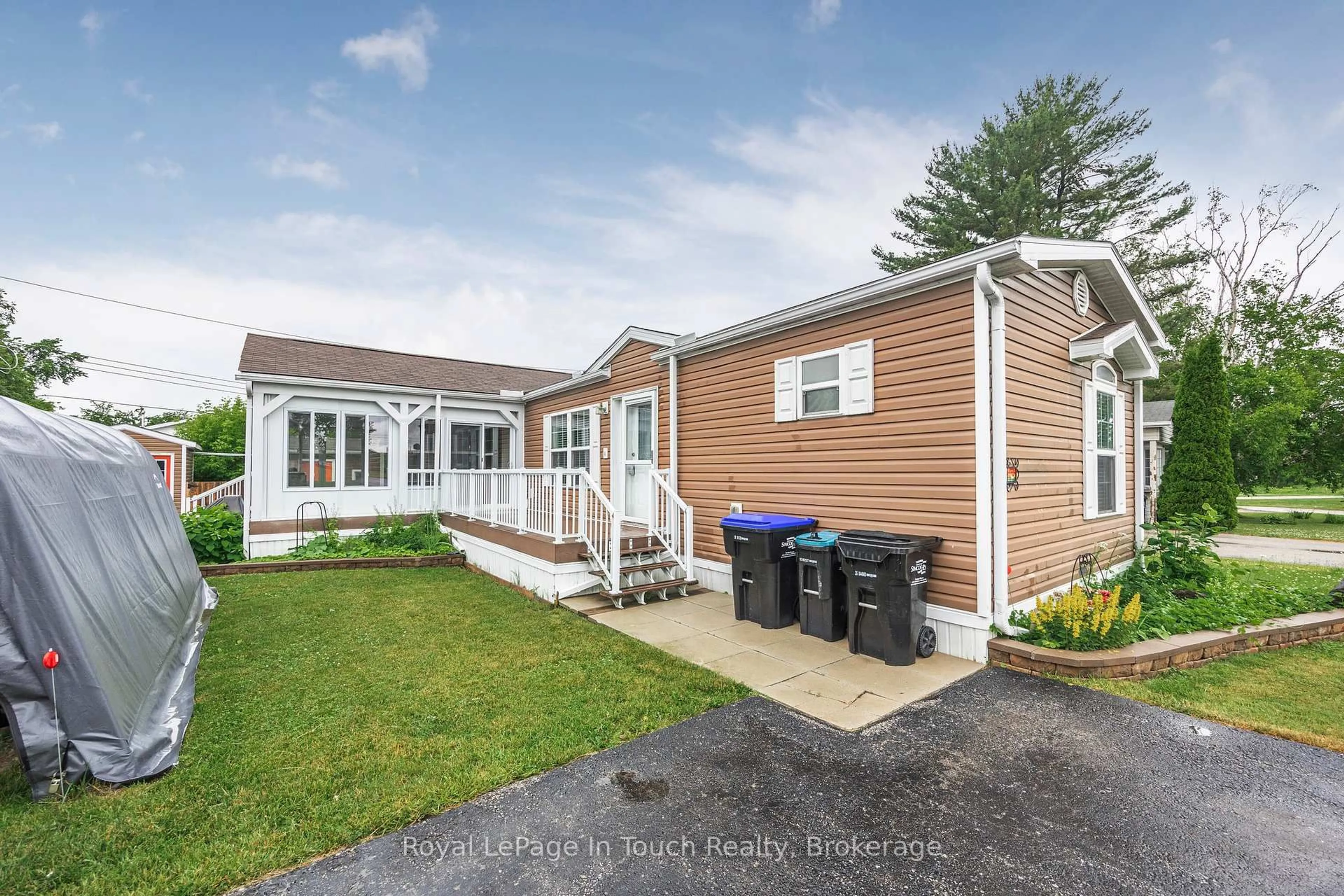 Home with vinyl exterior material, street for 6 Maple Lane, Midland Ontario L4R 0B9
