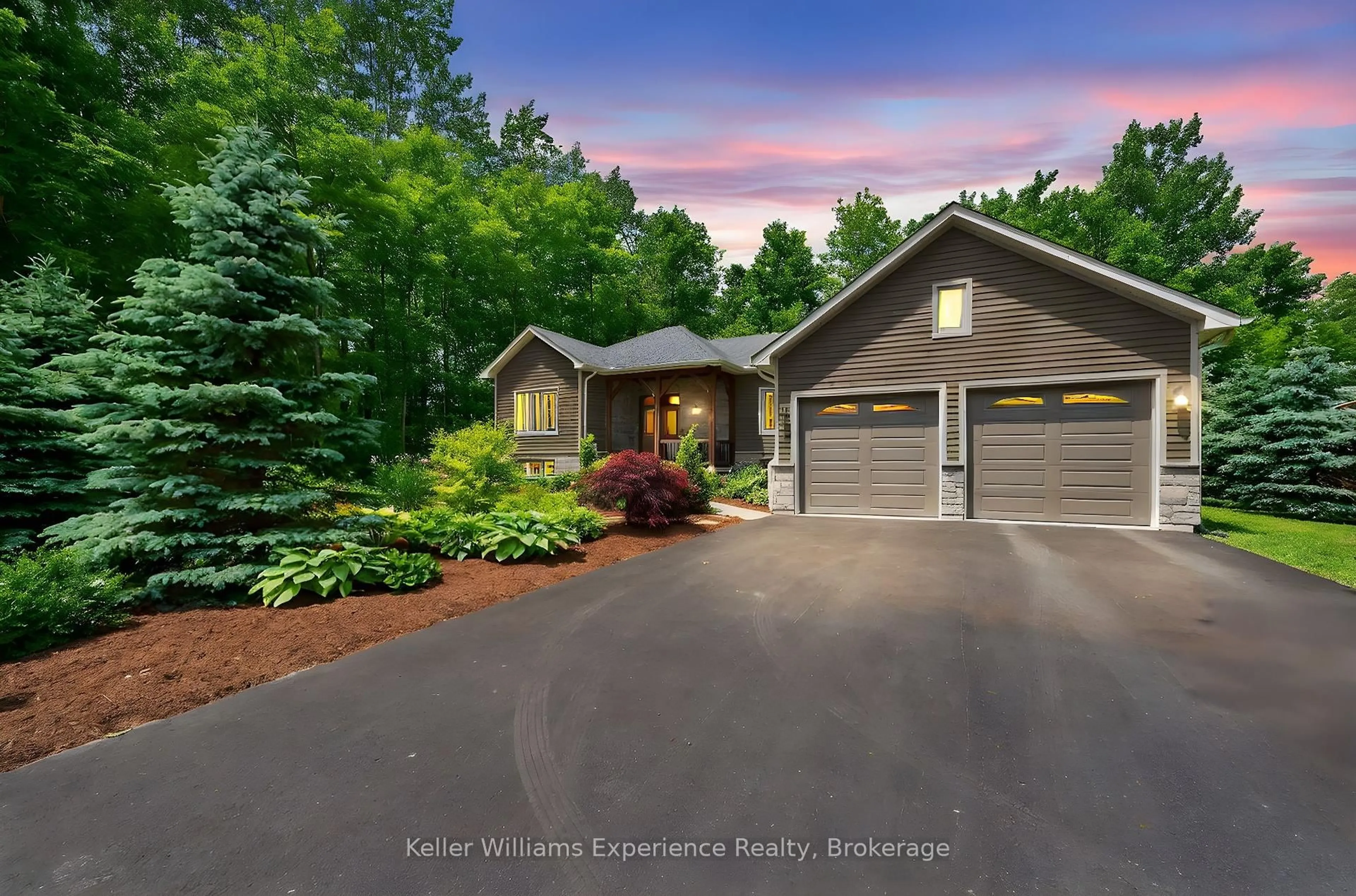 A pic from outside/outdoor area/front of a property/back of a property/a pic from drone, unknown for 32 Pinecone Ave, Tiny Ontario L9M 0J2