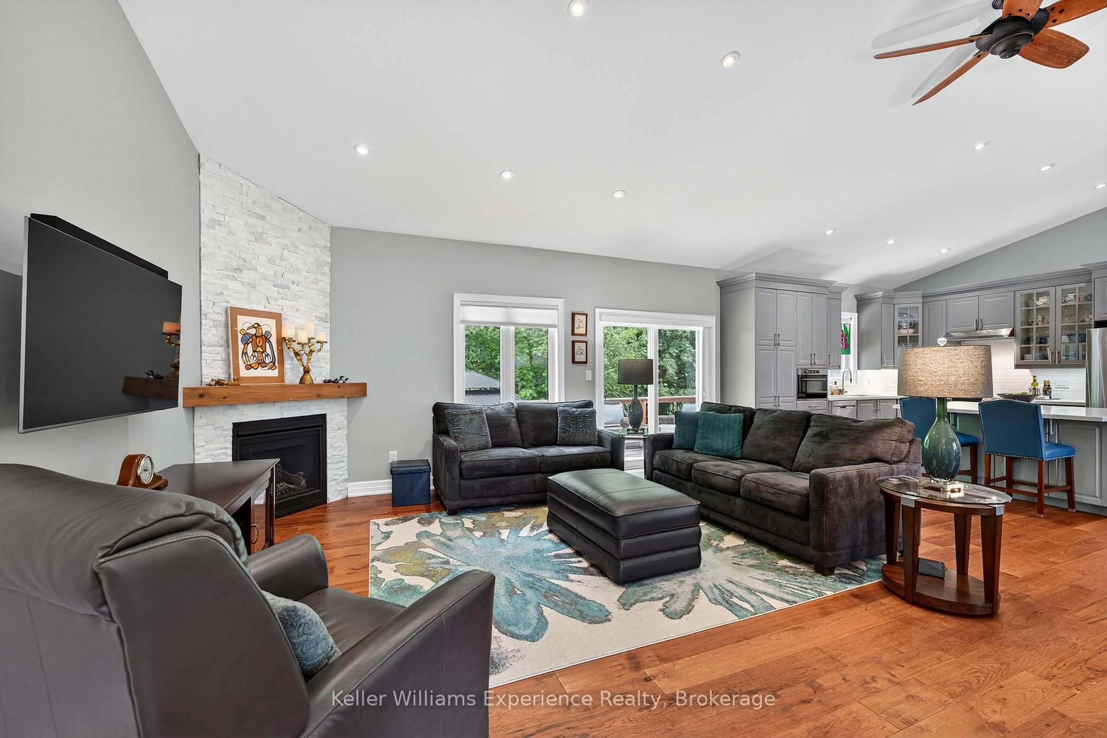 Living room with furniture, unknown for 32 Pinecone Ave, Tiny Ontario L9M 0J2