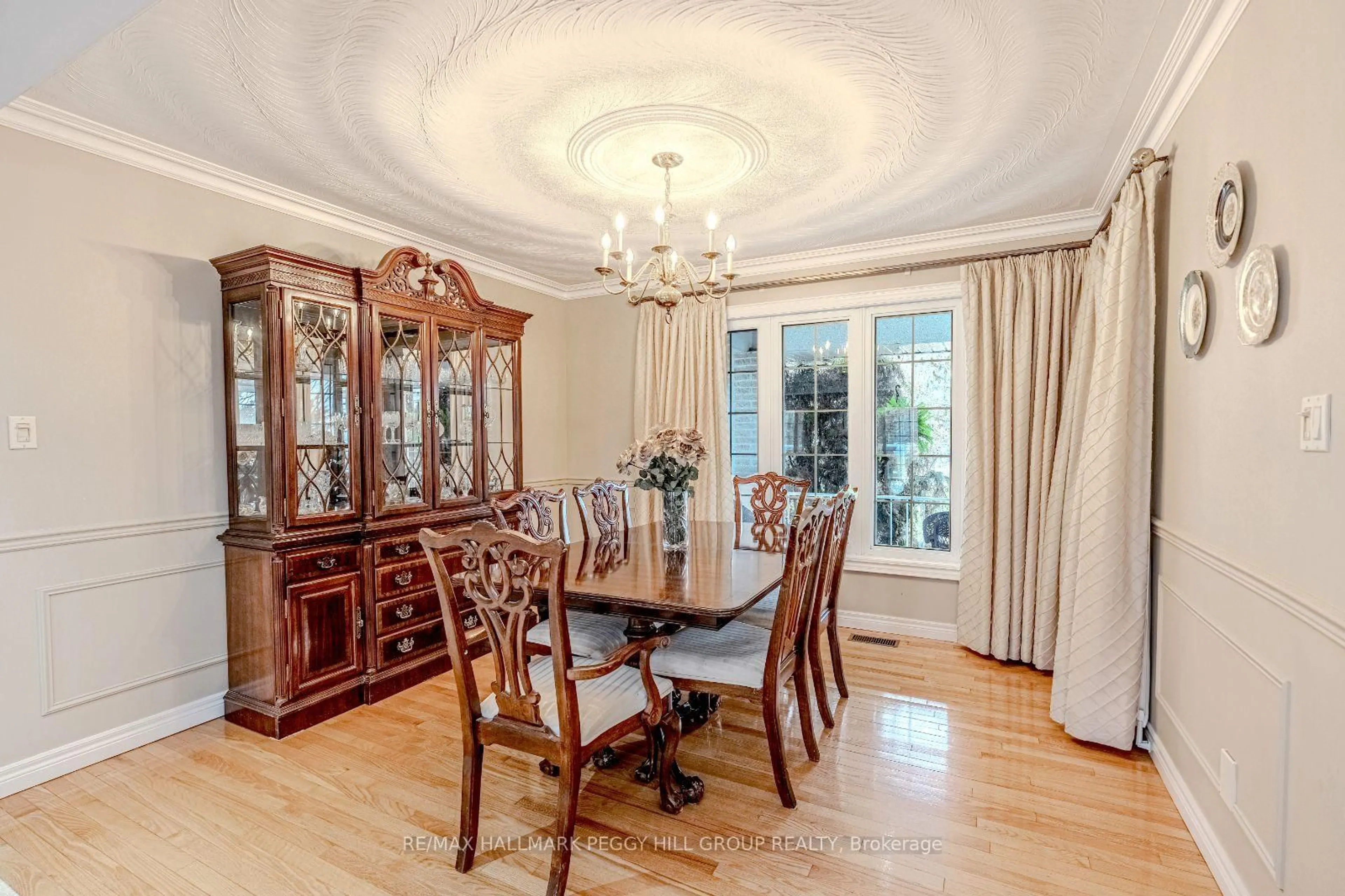 Dining room, wood/laminate floor for 1331 Flos Road 3, Springwater Ontario L0L 2K0