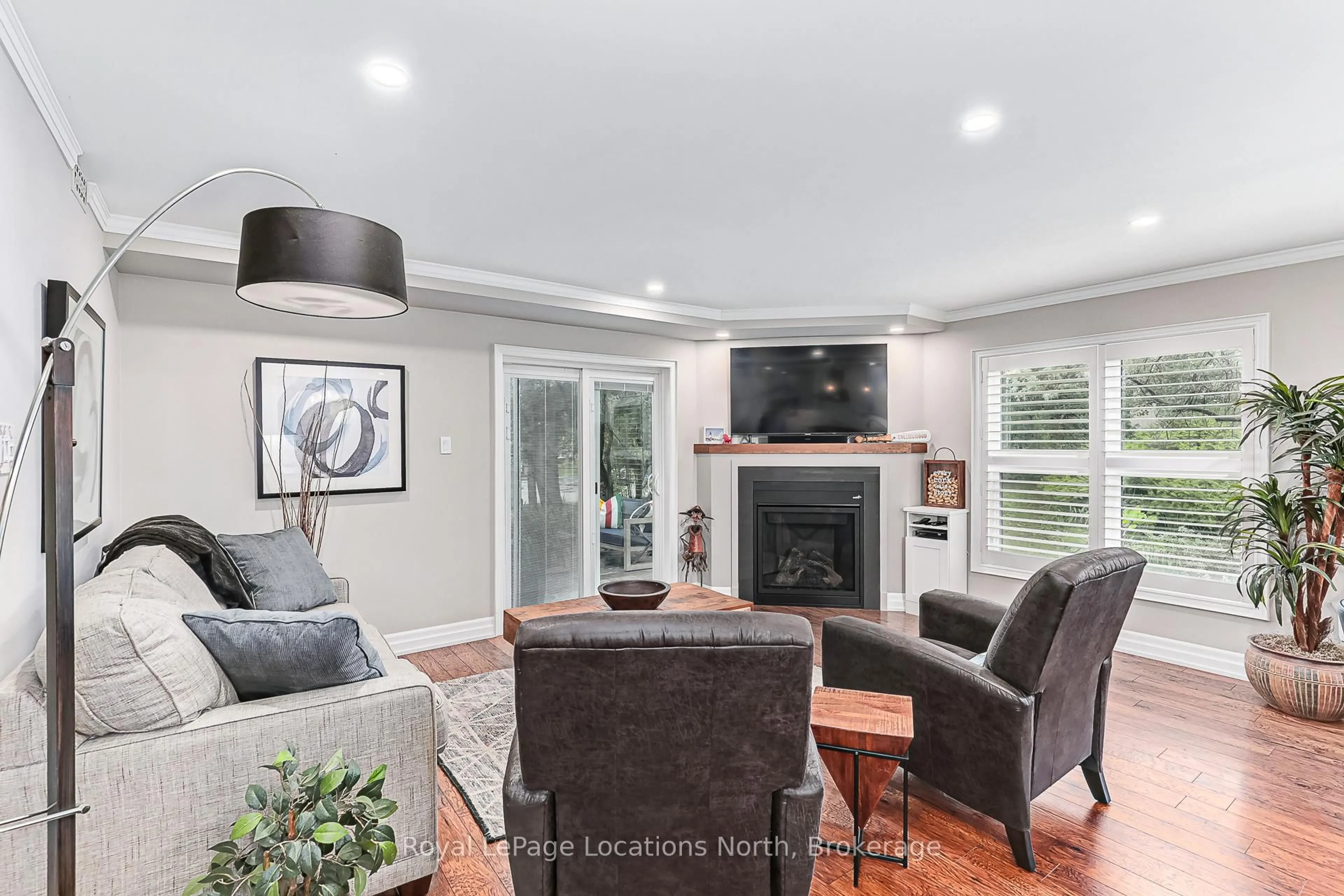 Living room with furniture, unknown for 423 Mariners Way, Collingwood Ontario L9Y 5C7