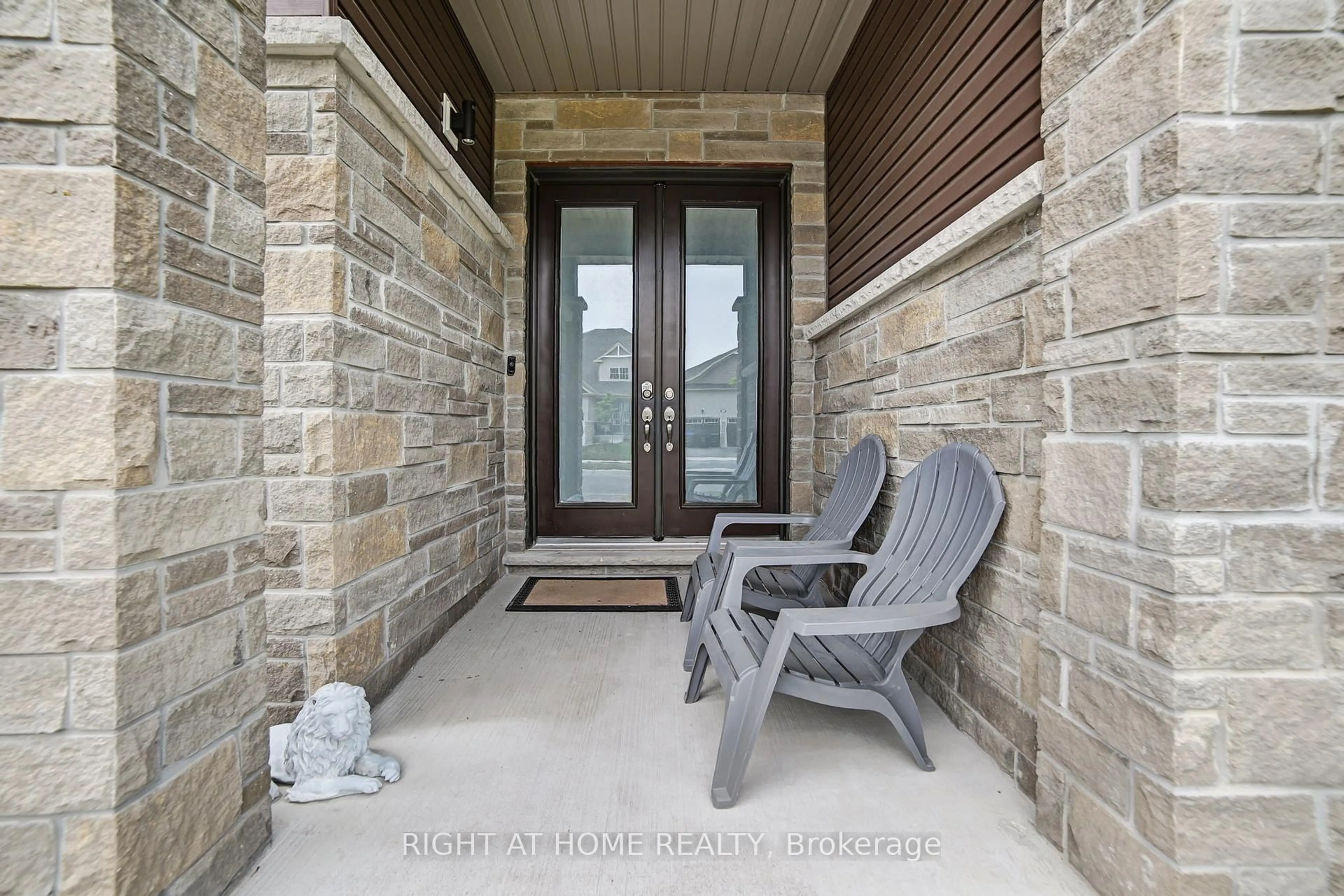 Indoor entryway for 25 Beatrice Dr, Wasaga Beach Ontario L9Z 0L3
