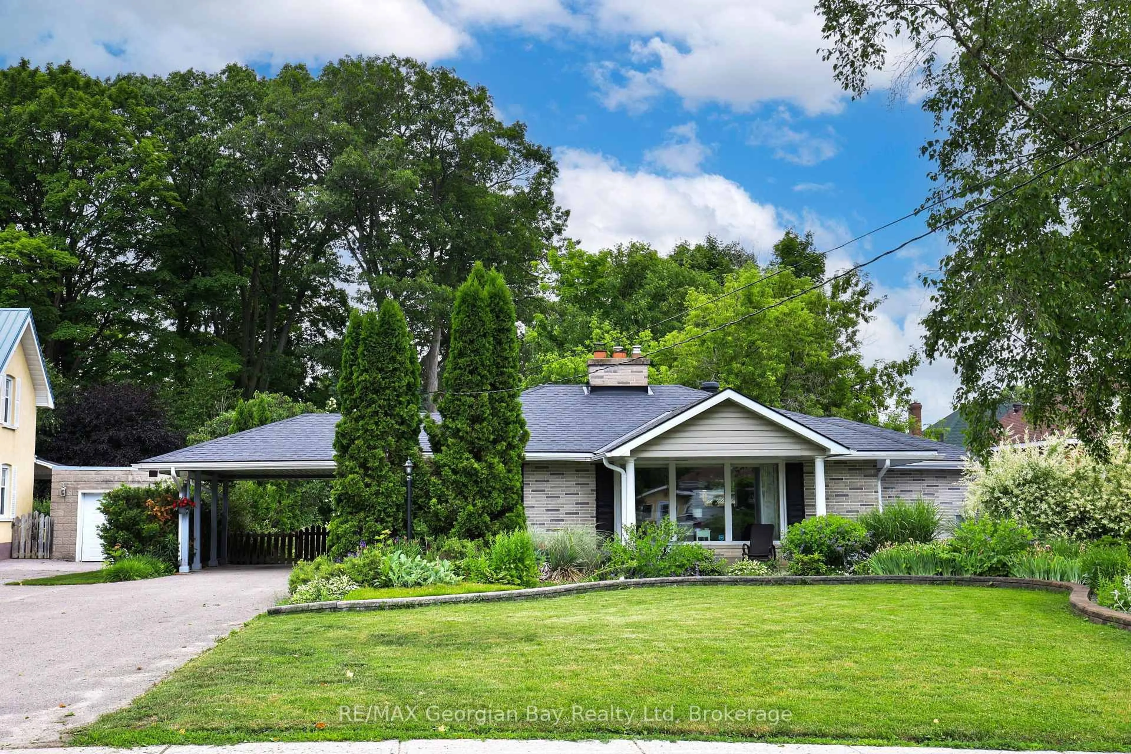 Home with vinyl exterior material, street for 359 Fifth St, Midland Ontario L4R 3W7
