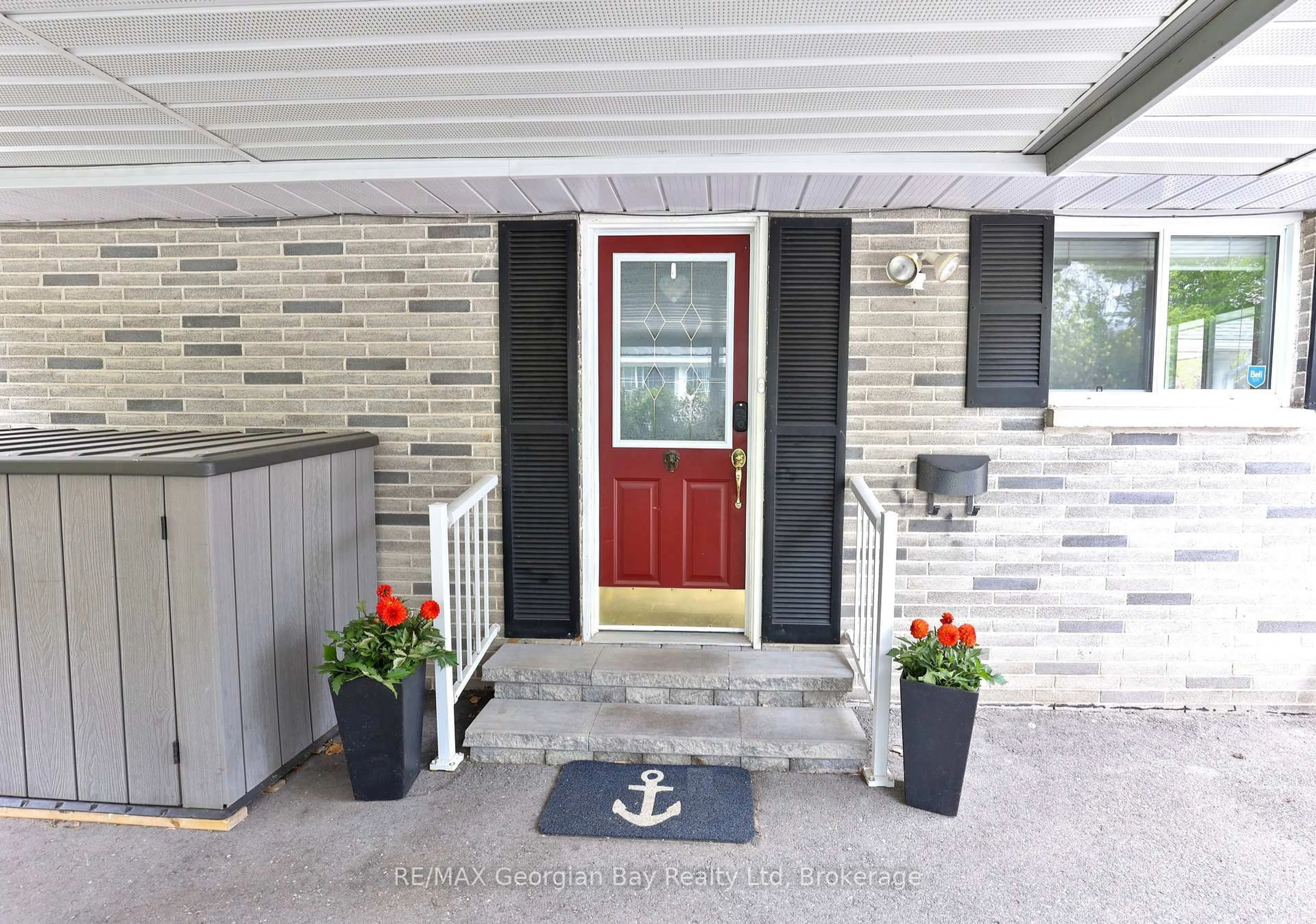 Indoor entryway for 359 Fifth St, Midland Ontario L4R 3W7