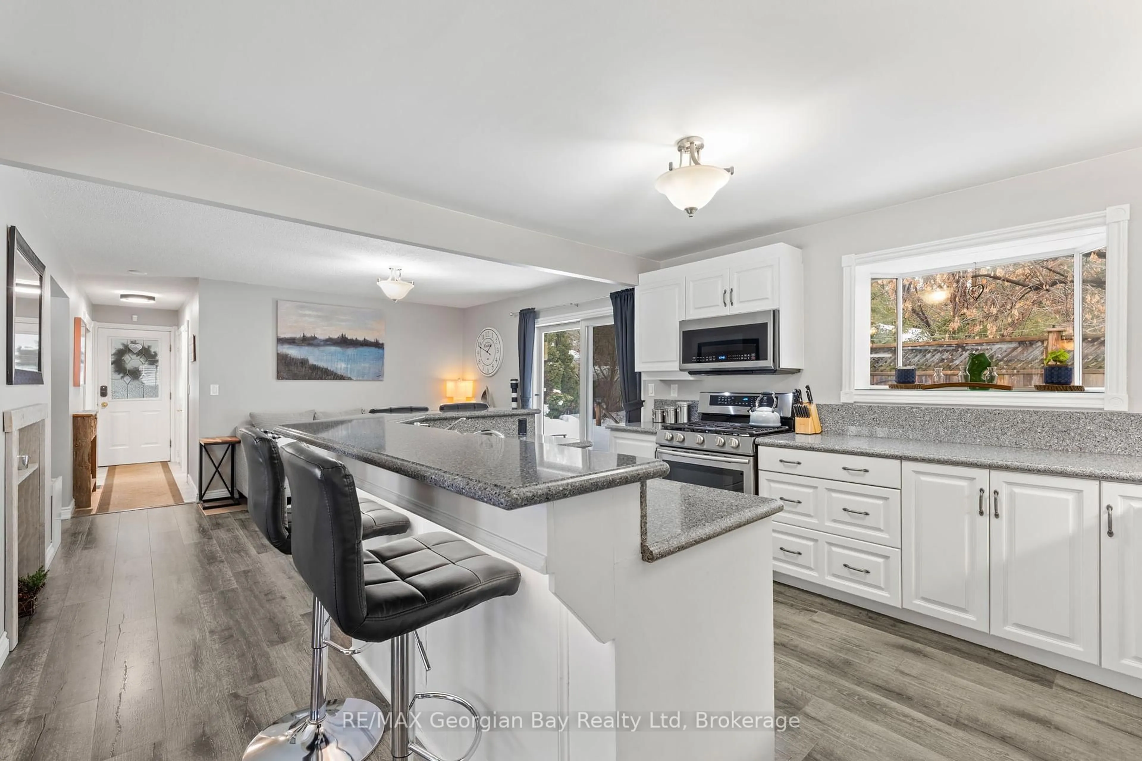 Open concept kitchen, unknown for 359 Fifth St, Midland Ontario L4R 3W7