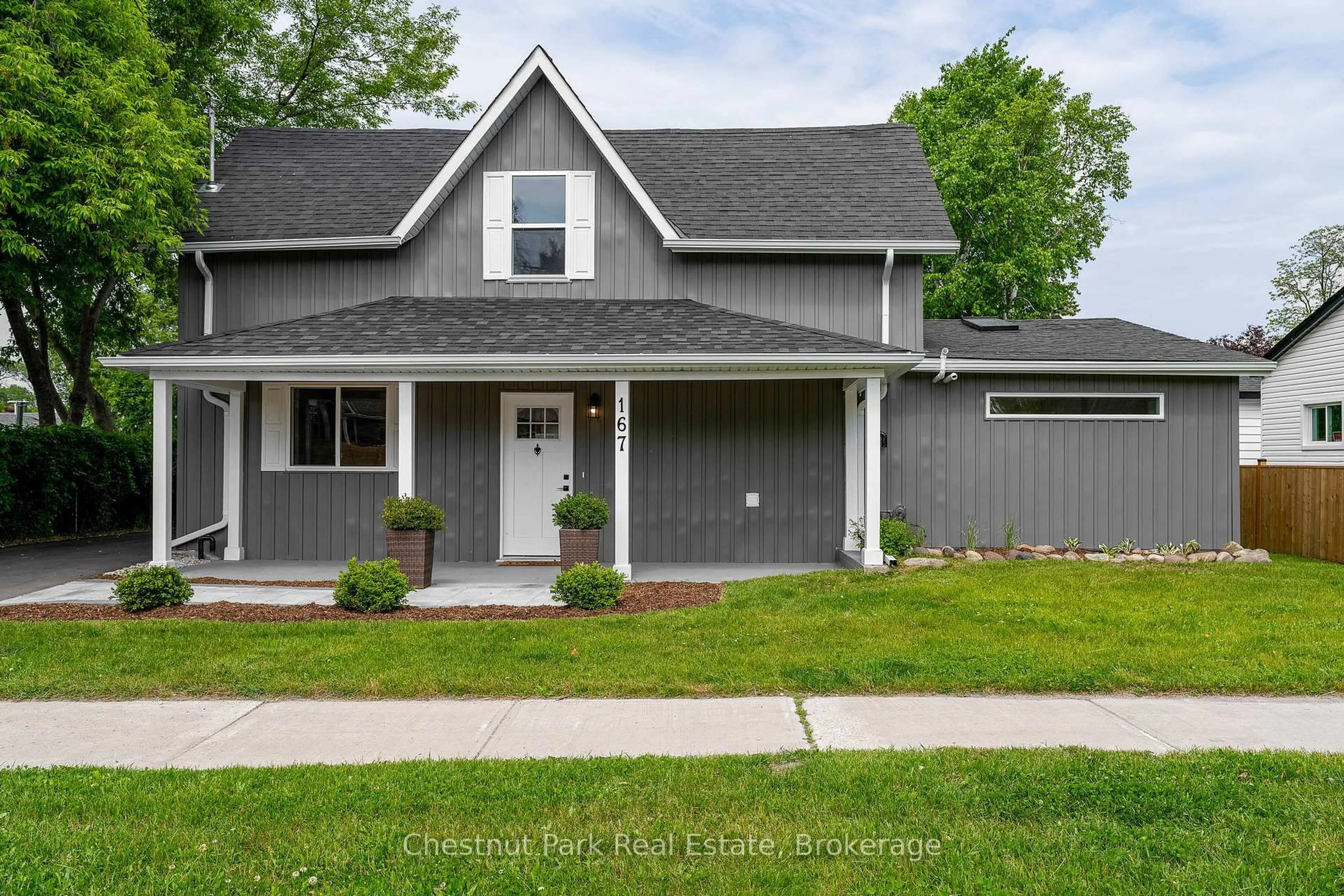 Home with vinyl exterior material, street for 167 Peel St, Collingwood Ontario L9Y 3V7