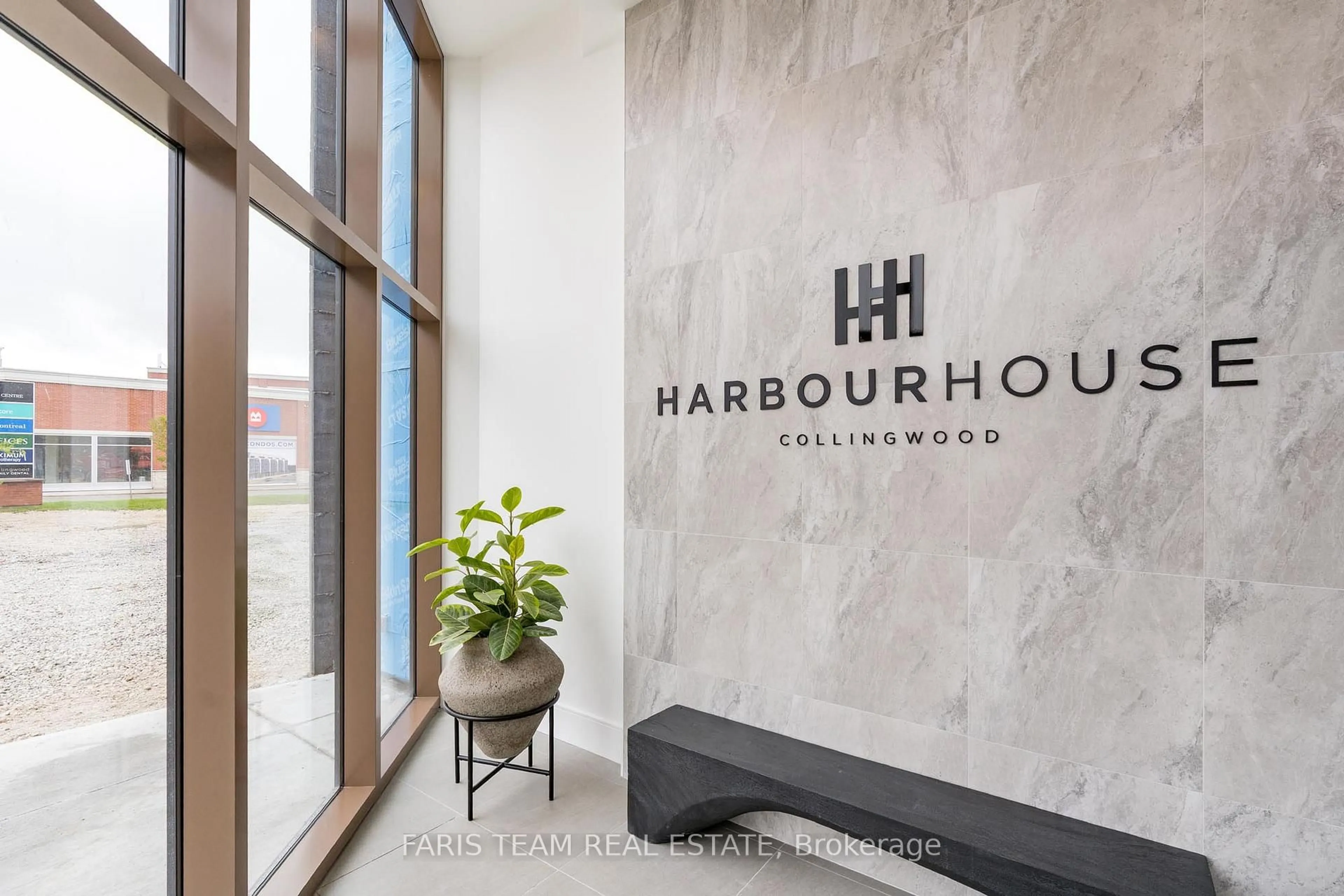 Indoor foyer for 31 Huron St #609, Collingwood Ontario L9Y 1C3