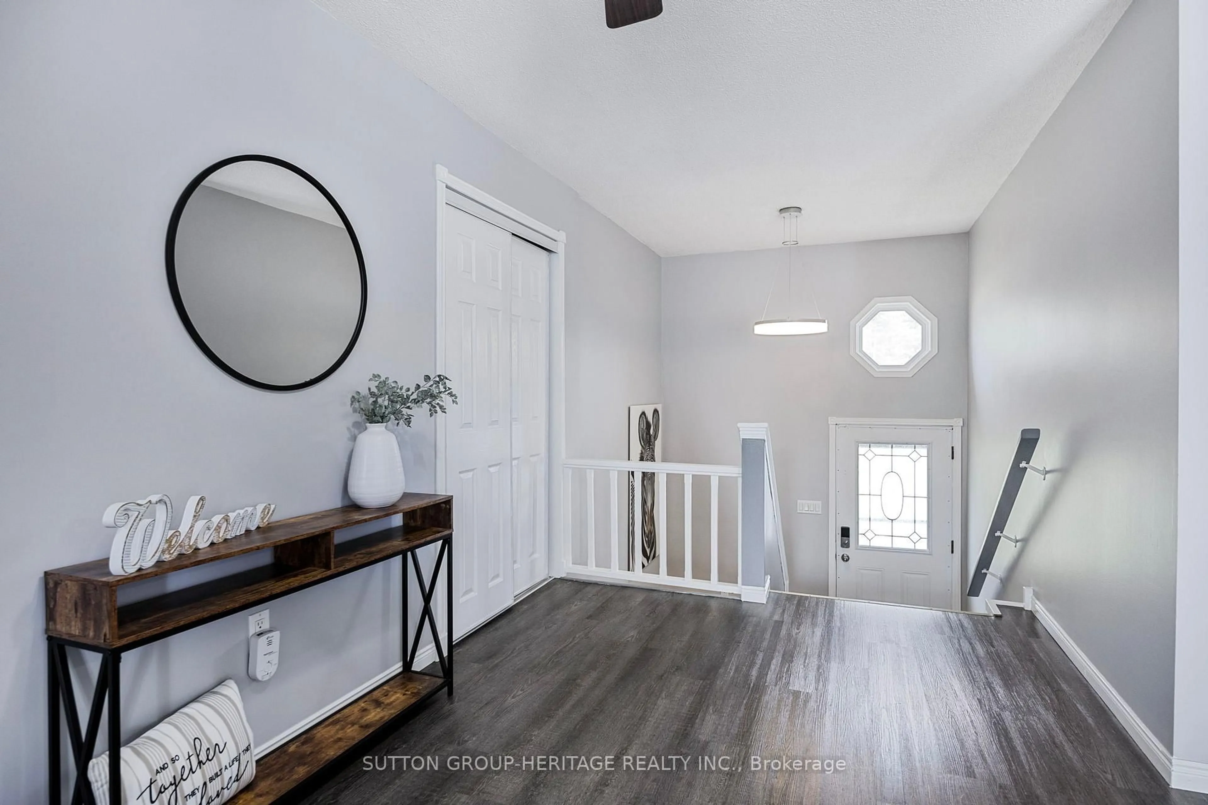 Indoor entryway for 9209 Highway 11, Severn Ontario L3V 0Y8