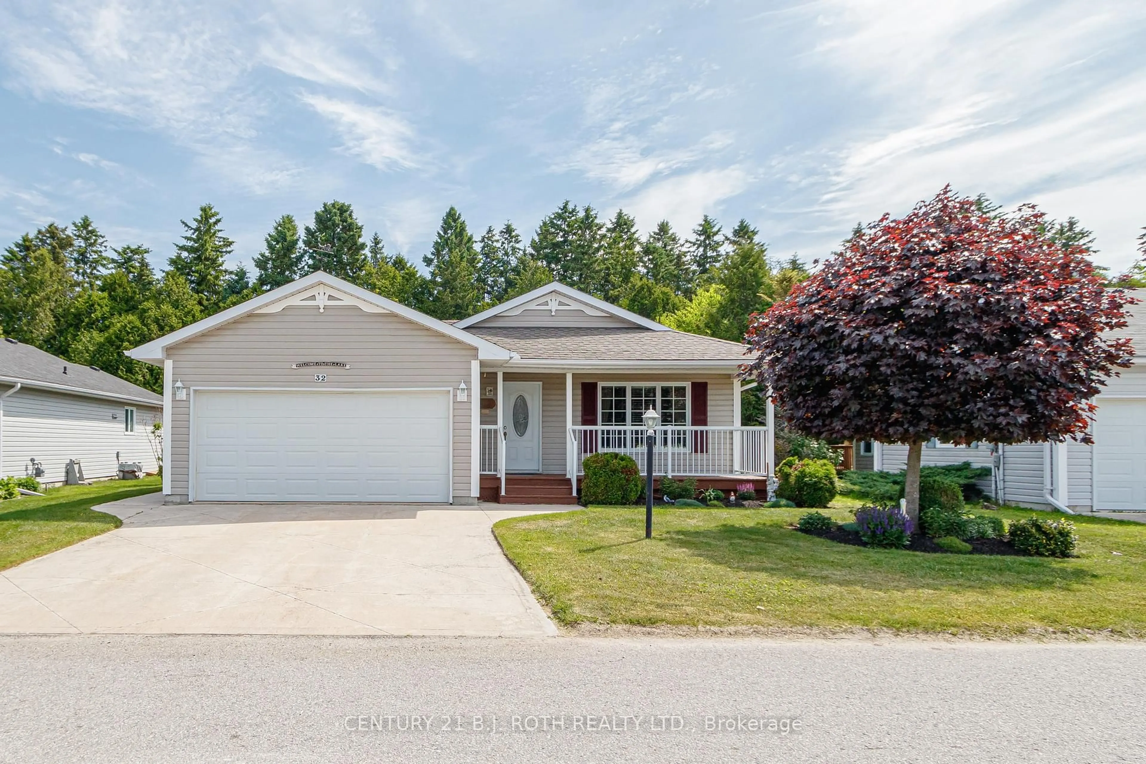 Home with vinyl exterior material, street for 32 Illinois Cres, Wasaga Beach Ontario L9Z 3A8