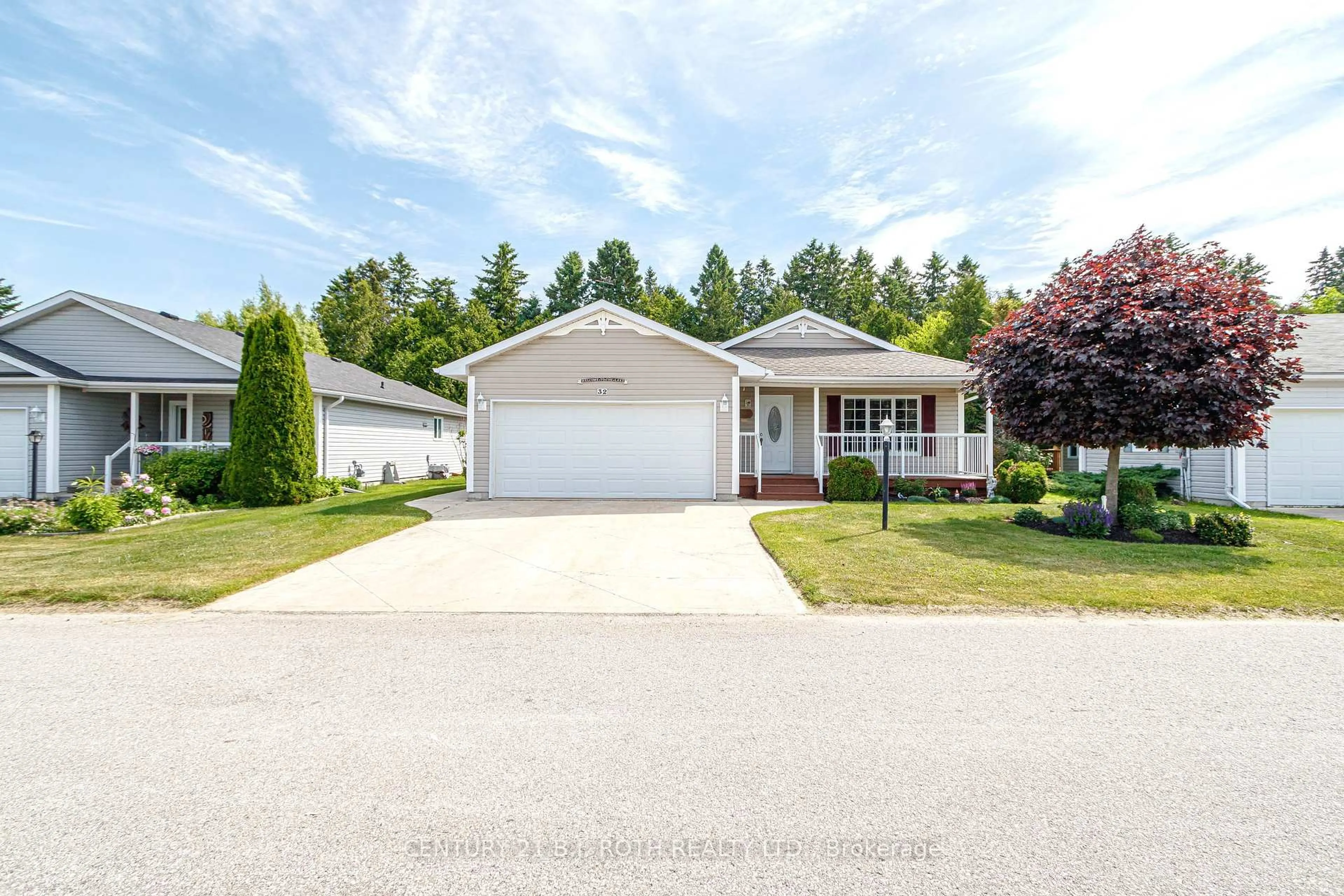 Home with vinyl exterior material, street for 32 Illinois Cres, Wasaga Beach Ontario L9Z 3A8