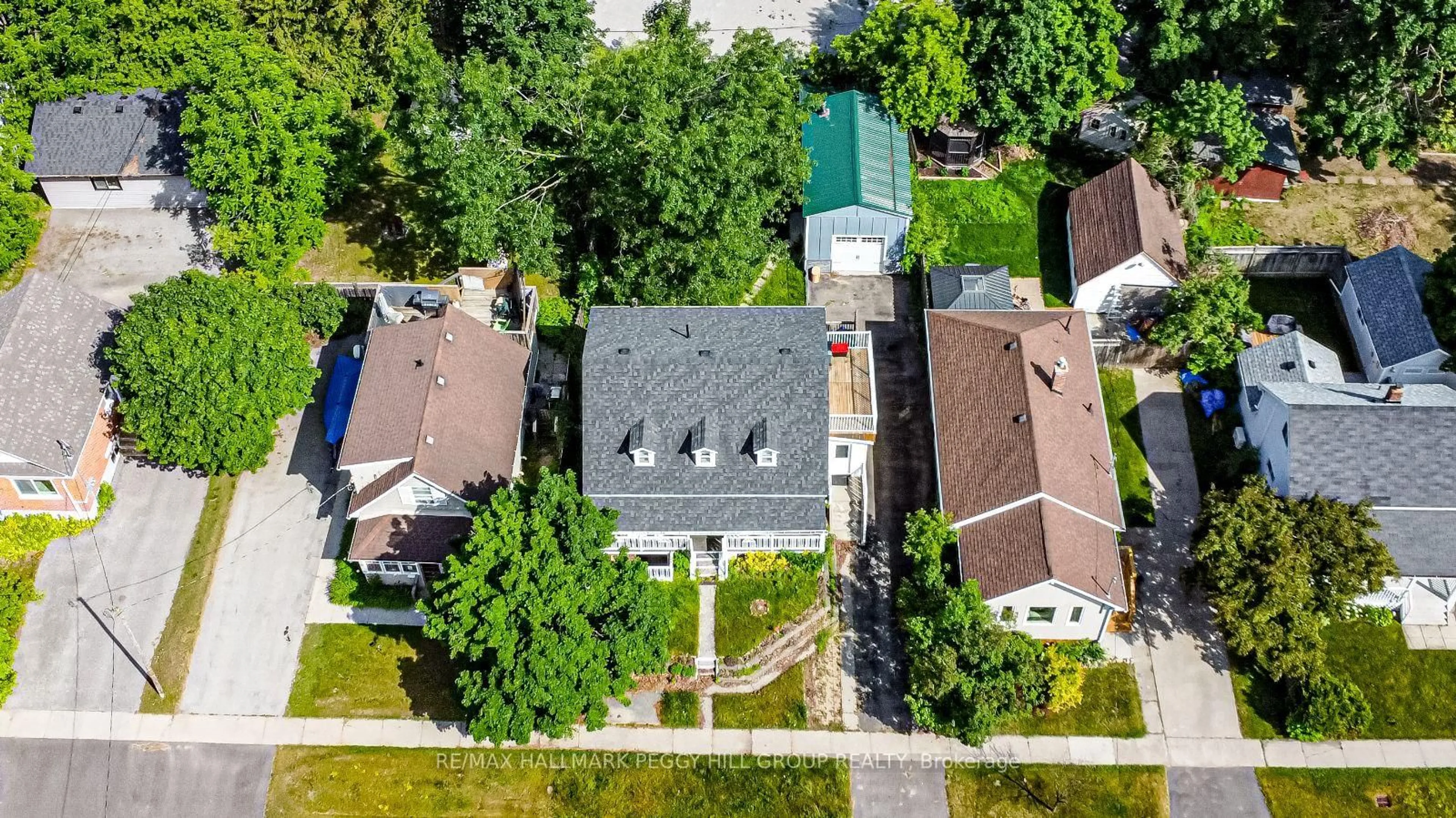 A pic from outside/outdoor area/front of a property/back of a property/a pic from drone, street for 8 Dufferin St, Barrie Ontario L4N 2J7