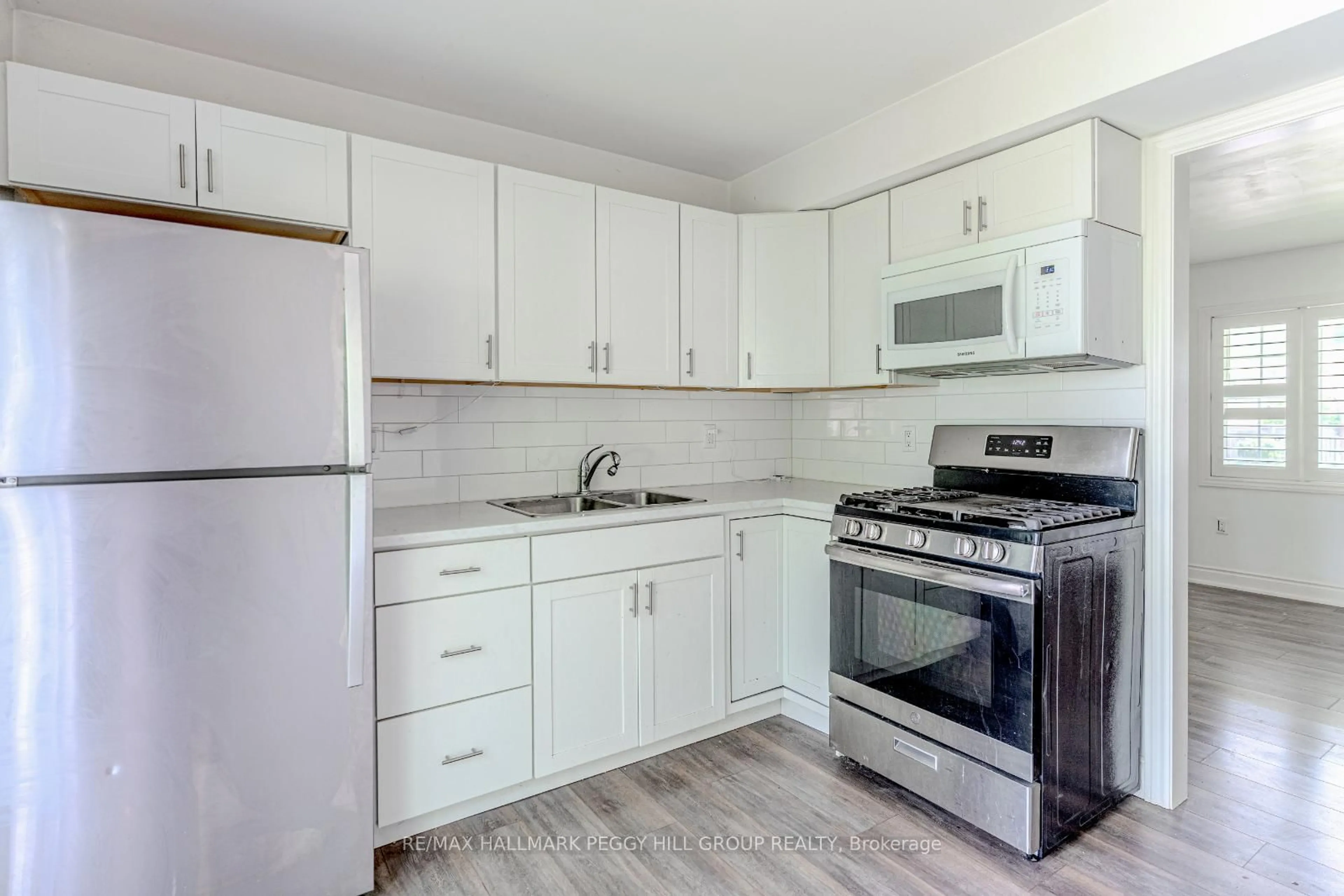 Standard kitchen, unknown for 8 Dufferin St, Barrie Ontario L4N 2J7