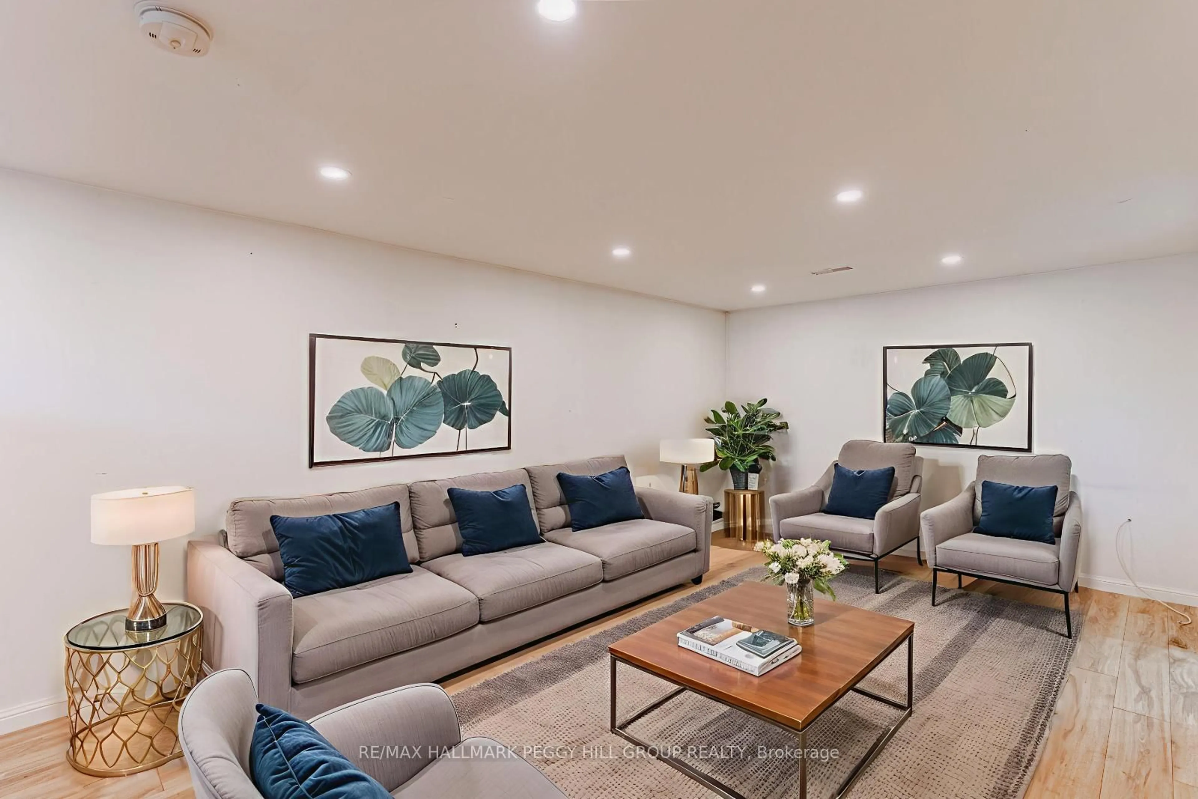 Living room with furniture, unknown for 8 Dufferin St, Barrie Ontario L4N 2J7