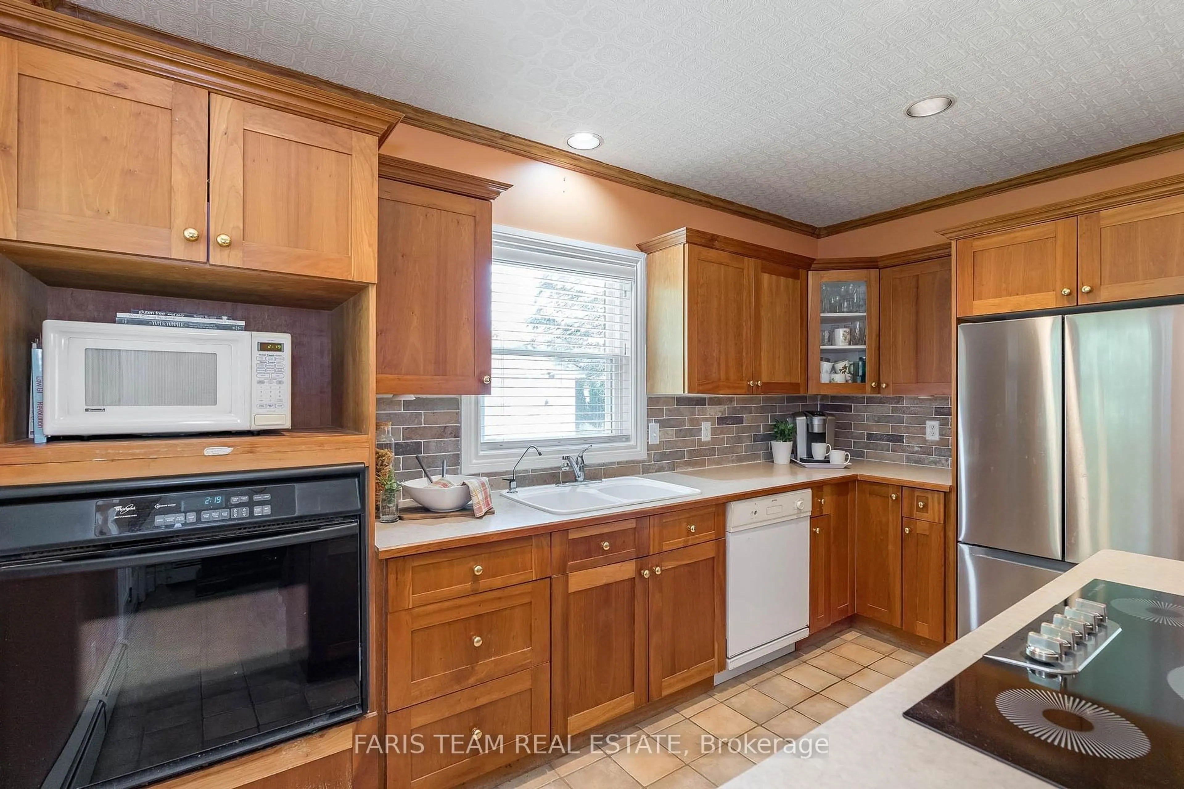 Standard kitchen, unknown for 1897 10 Line, Oro-Medonte Ontario L0L 1T0