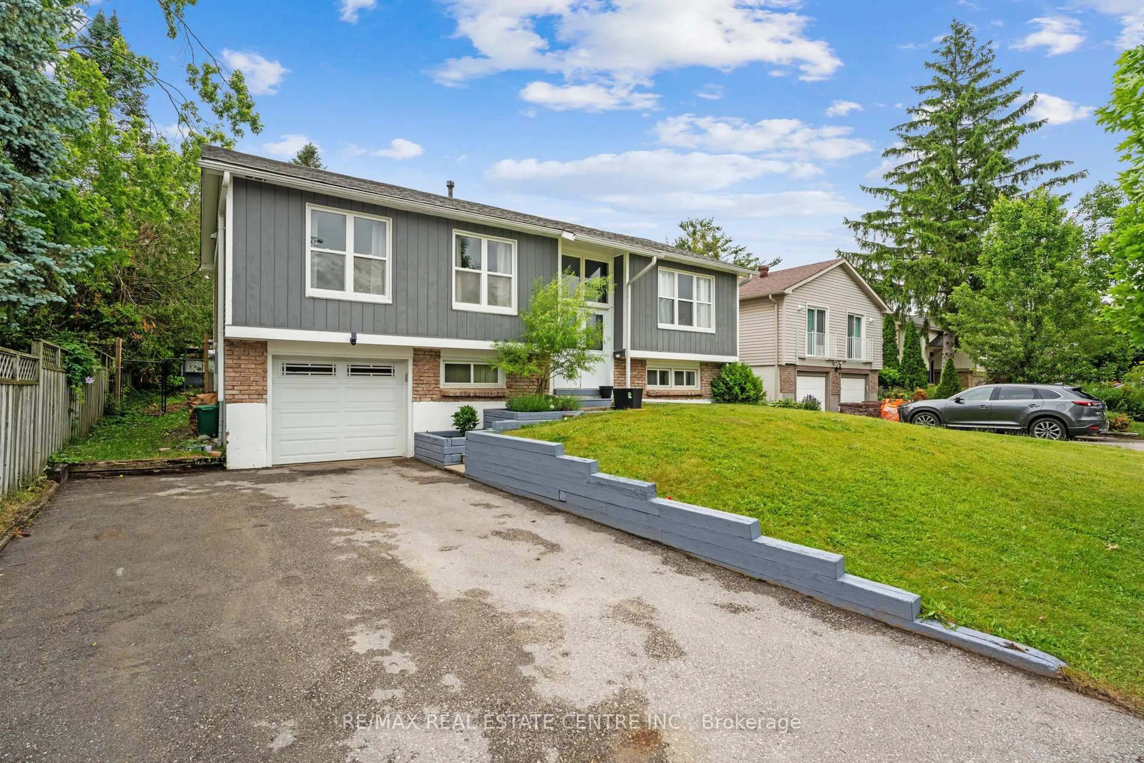 Home with vinyl exterior material, street for 24 Gloria St, Barrie Ontario L4N 4L9