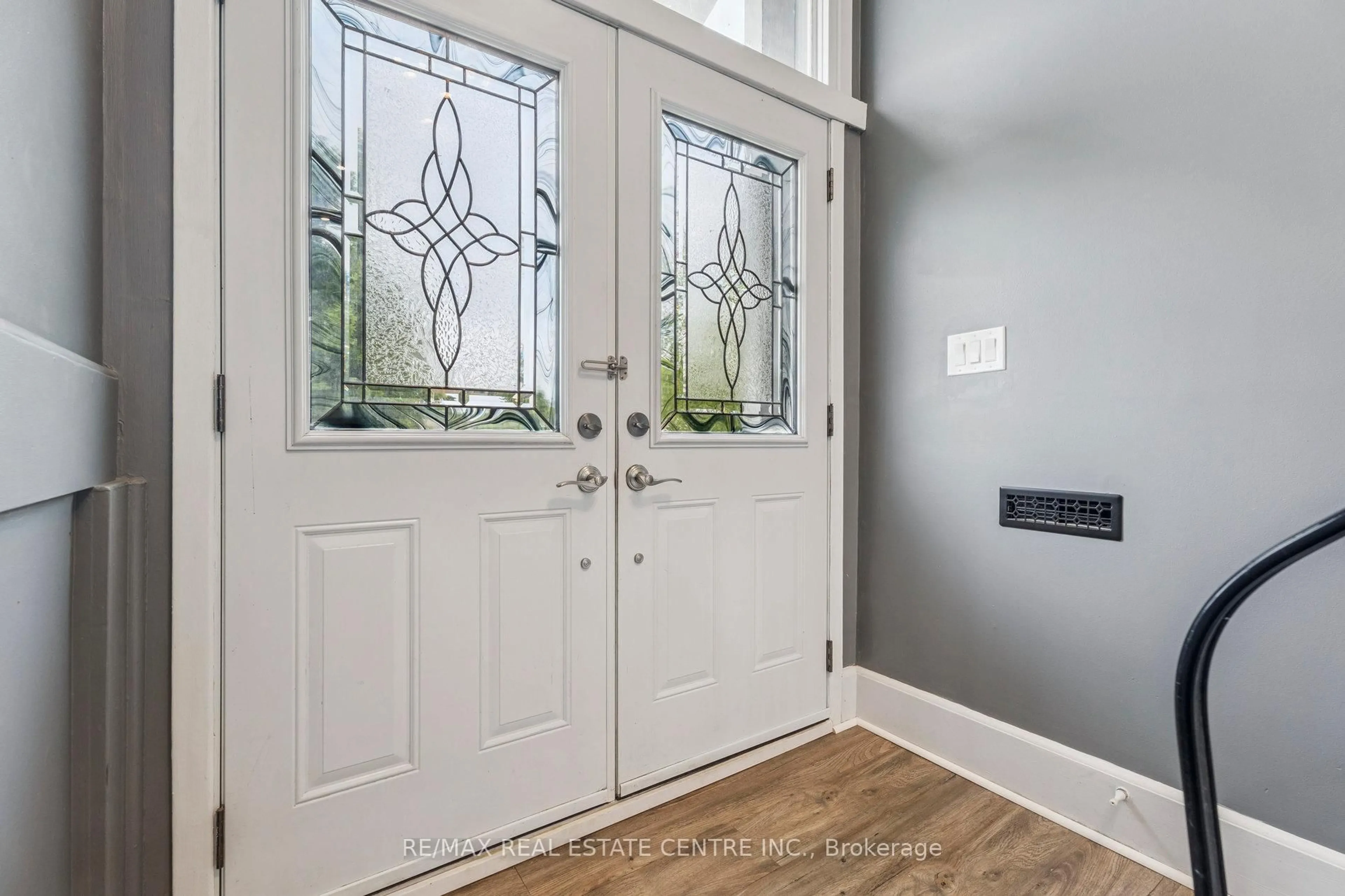 Indoor entryway for 24 Gloria St, Barrie Ontario L4N 4L9