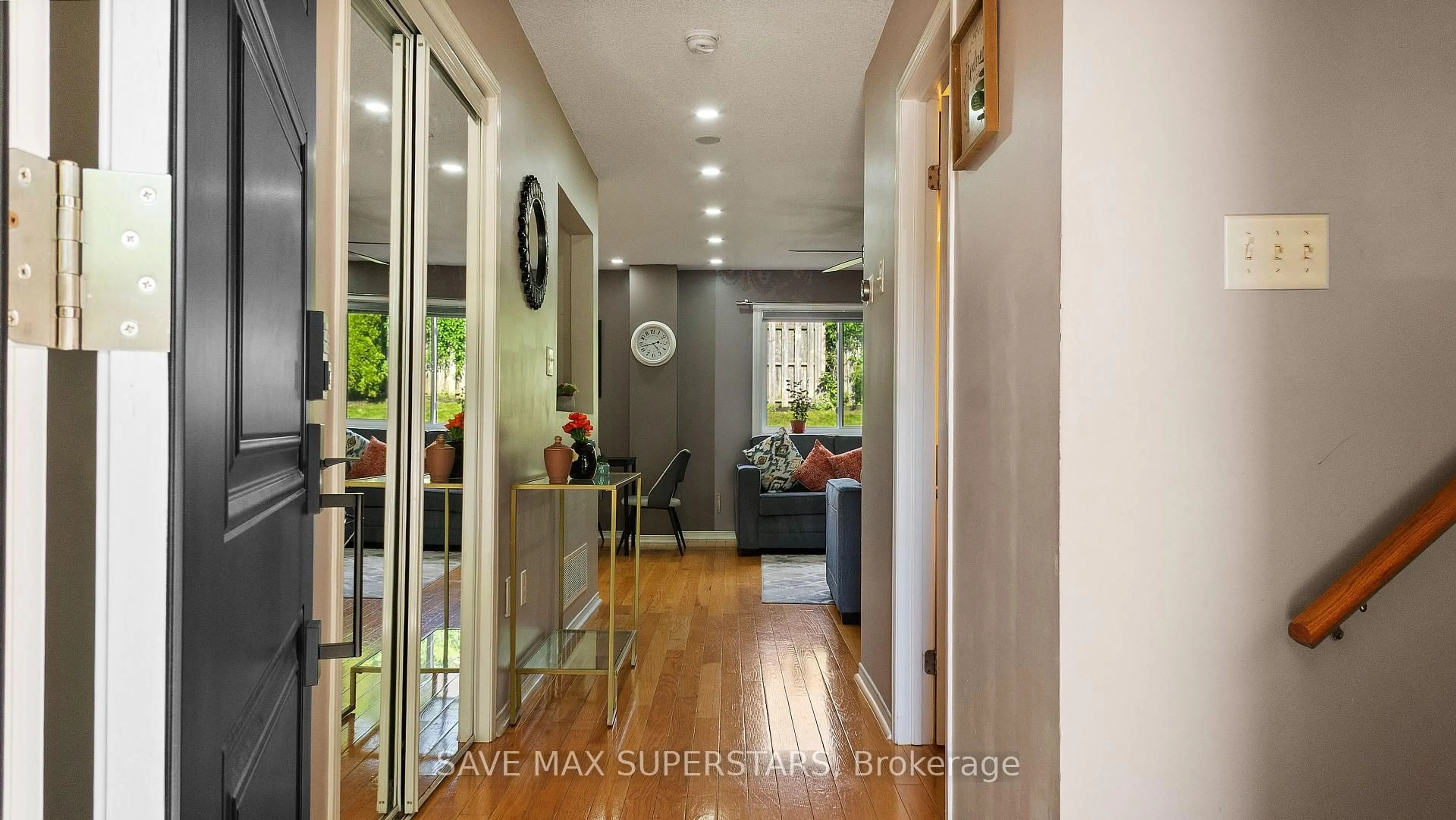 Indoor entryway for 43 VIOLET St, Barrie Ontario L4N 9N2