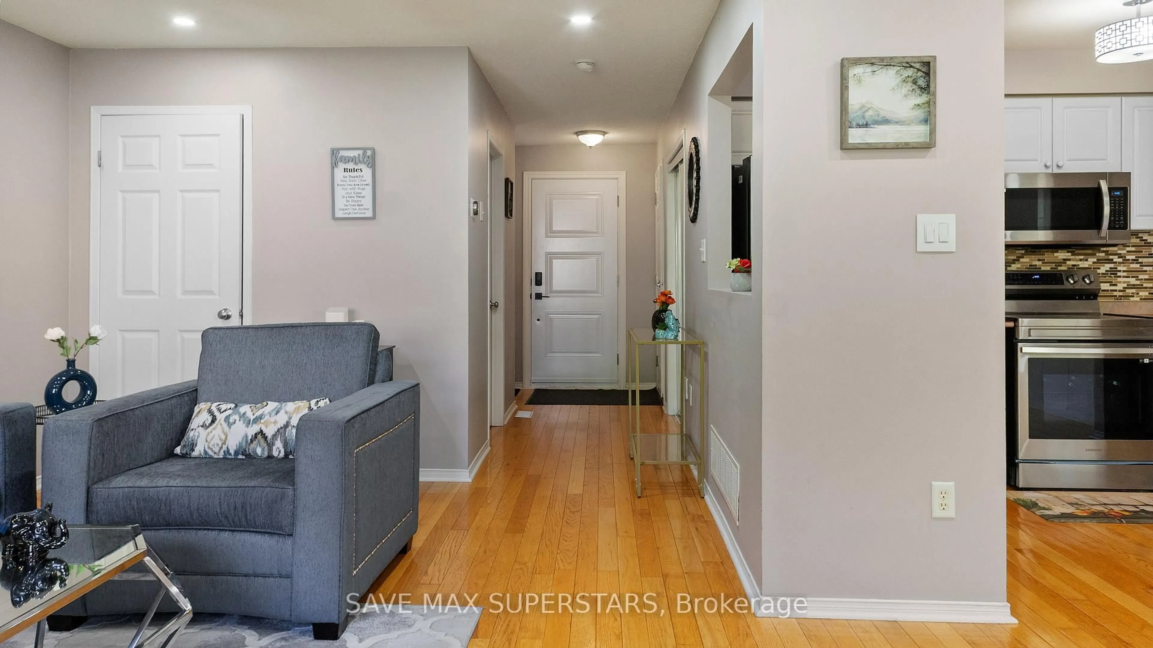 Indoor entryway for 43 VIOLET St, Barrie Ontario L4N 9N2