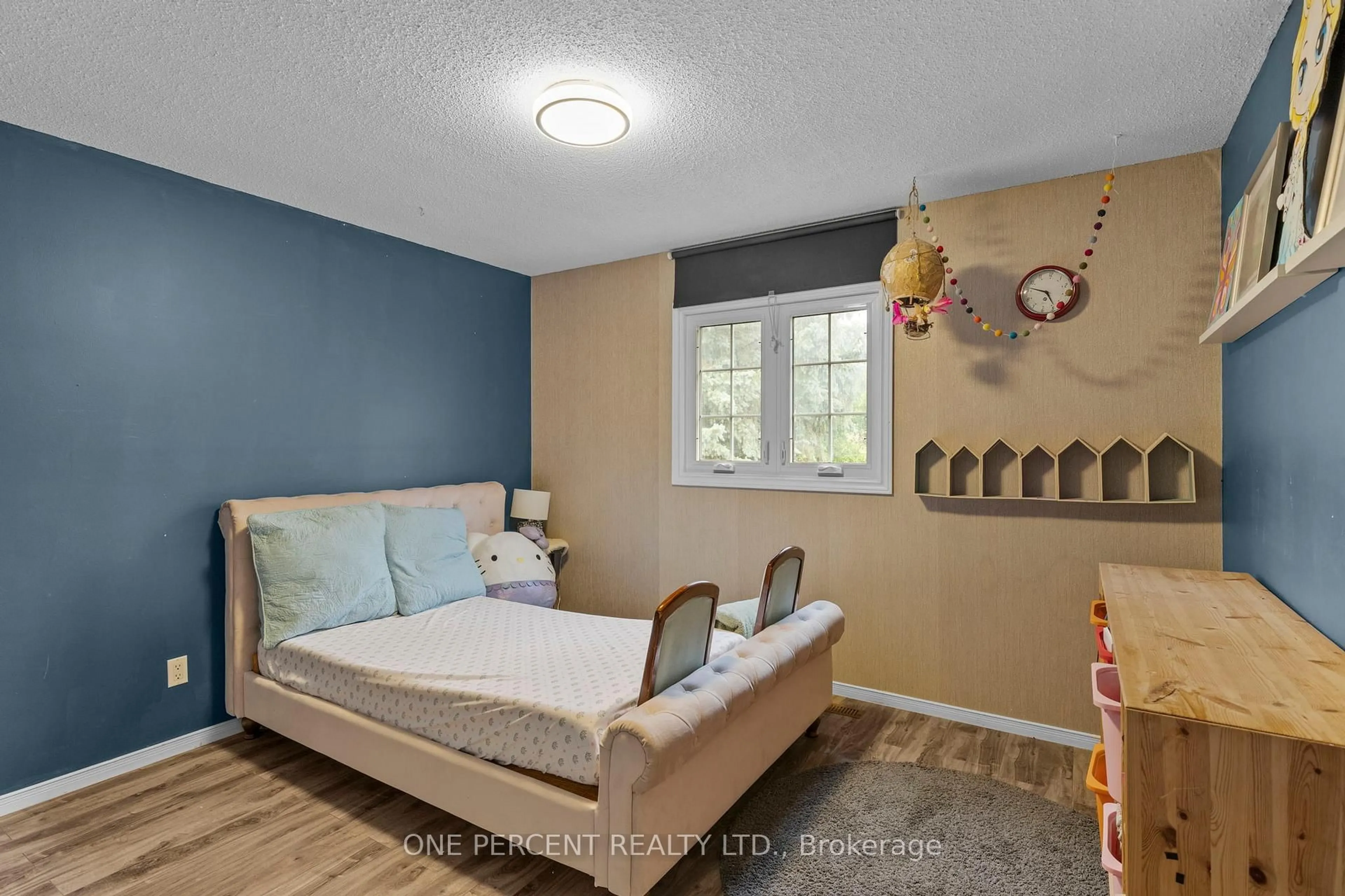 Bedroom with bed, unknown for 62 Garden Dr, Barrie Ontario L4N 6H9