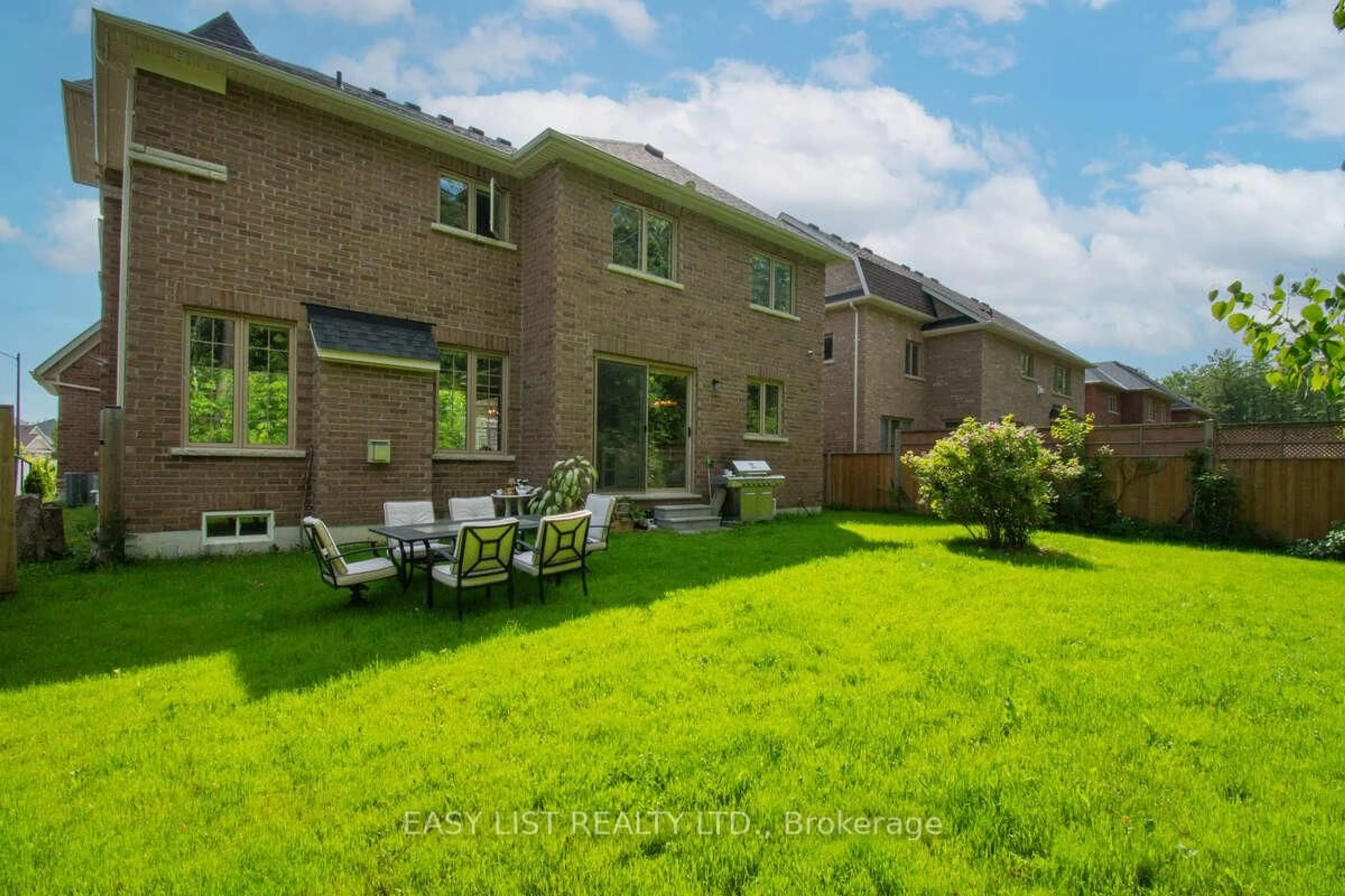 A pic from outside/outdoor area/front of a property/back of a property/a pic from drone, street for 61 Trail Blvd, Springwater Ontario L9X 0S4
