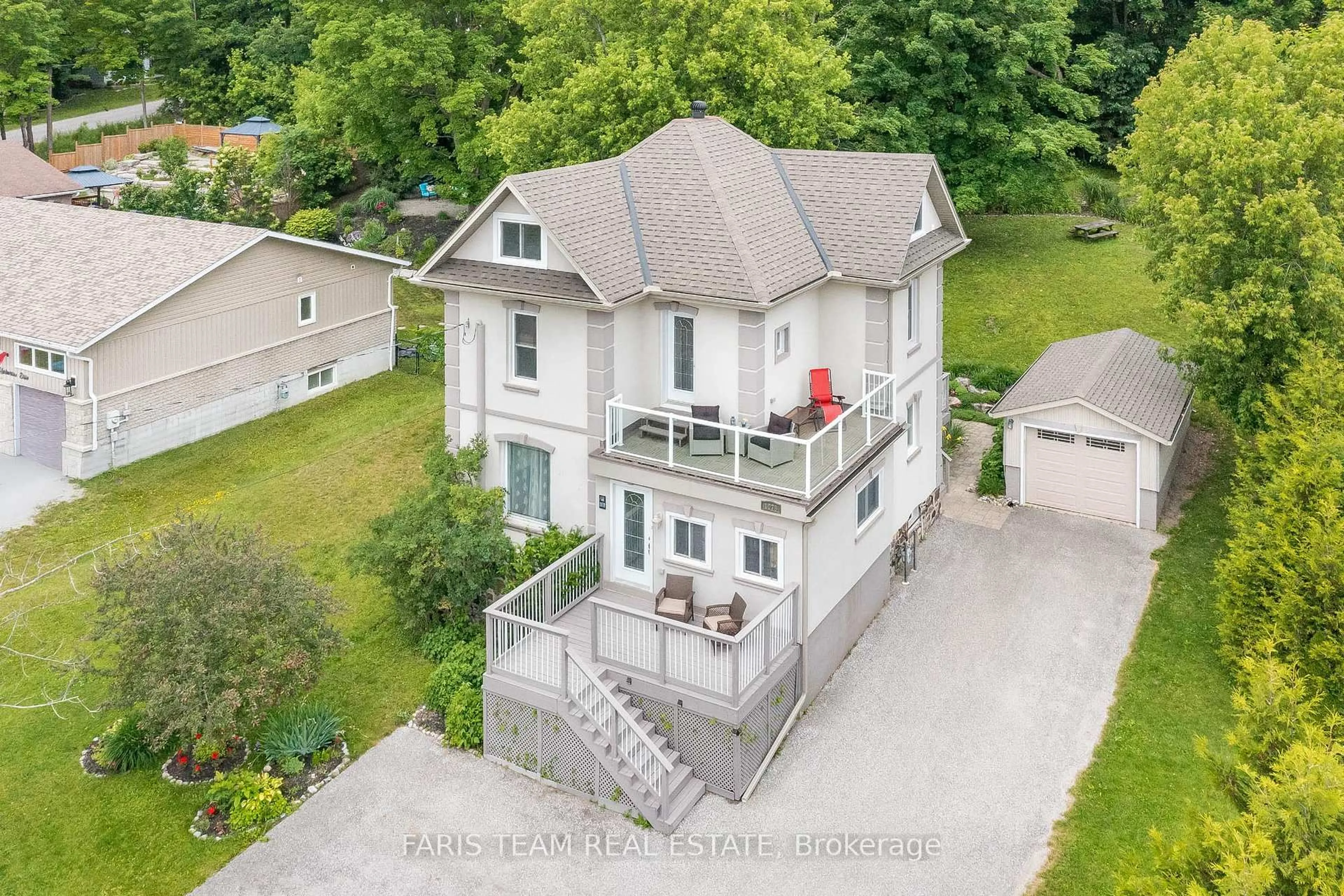 A pic from outside/outdoor area/front of a property/back of a property/a pic from drone, unknown for 1078 Harbourview Dr, Midland Ontario L4R 5J4