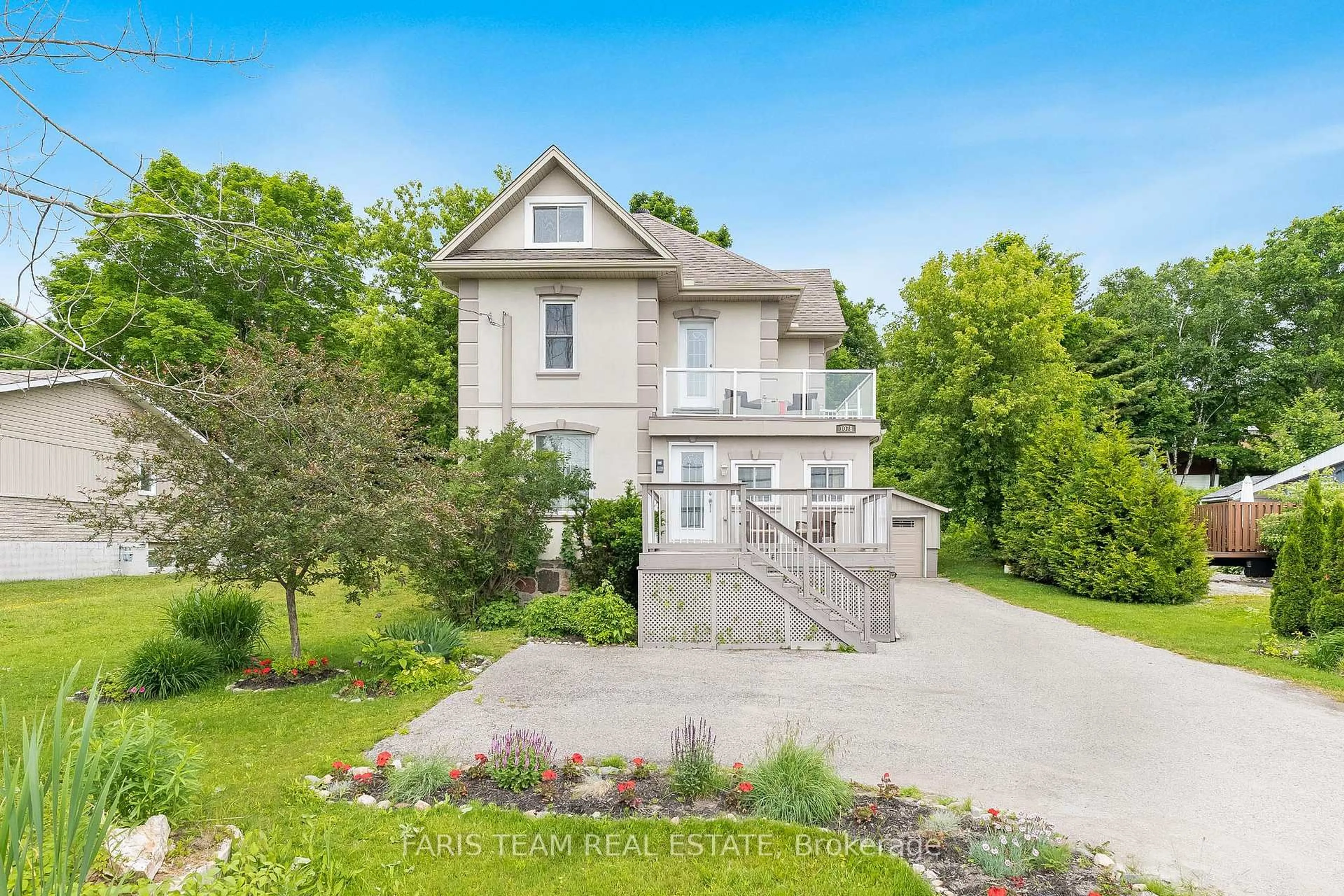 A pic from outside/outdoor area/front of a property/back of a property/a pic from drone, unknown for 1078 Harbourview Dr, Midland Ontario L4R 5J4