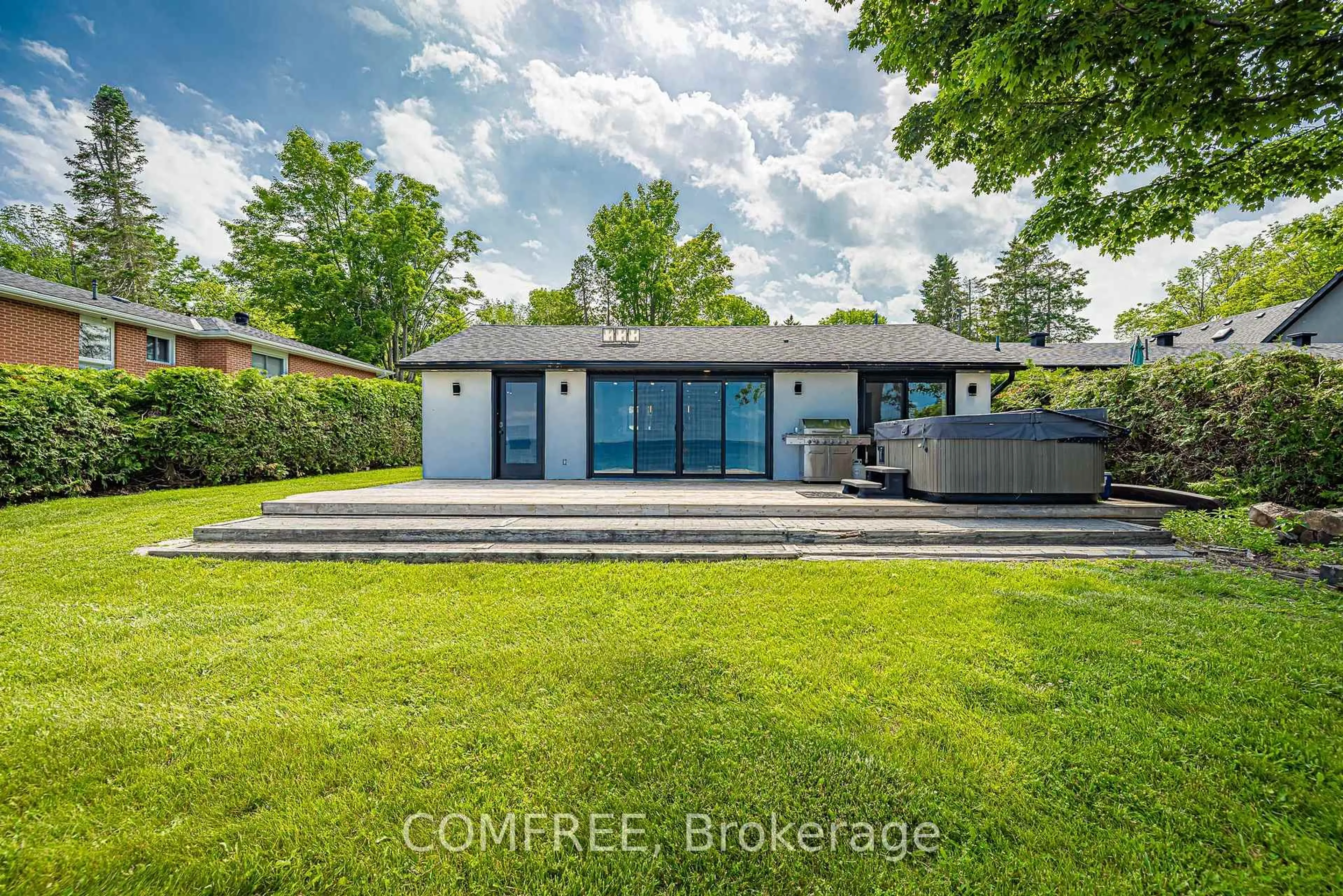 A pic from outside/outdoor area/front of a property/back of a property/a pic from drone, unknown for 901 Woodland Dr, Oro-Medonte Ontario L3V 0R8