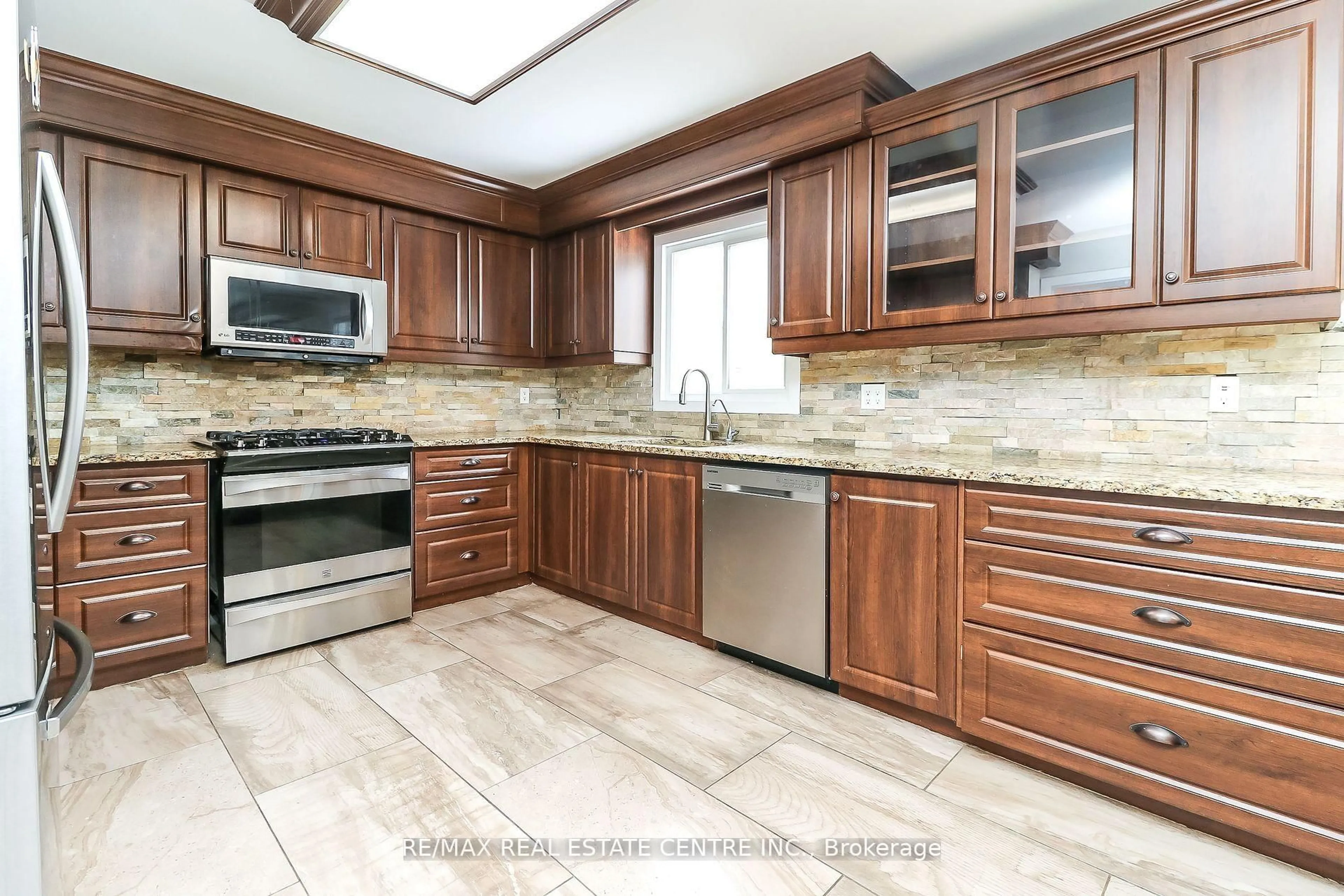 Open concept kitchen, ceramic/tile floor for 22 Meadowlark Rd, Barrie Ontario L4M 6C8