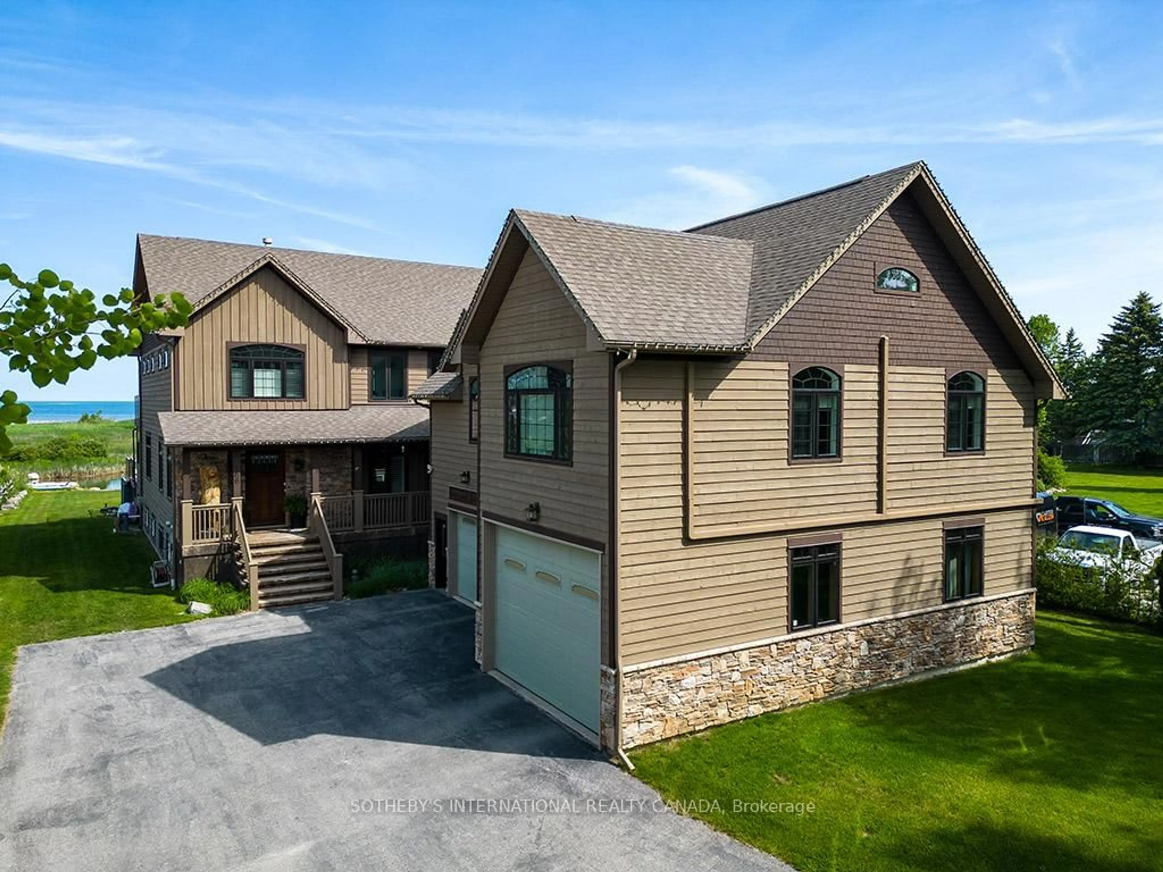 A pic from outside/outdoor area/front of a property/back of a property/a pic from drone, unknown for 156 Bartlett Blvd, Collingwood Ontario L9Y 5C9
