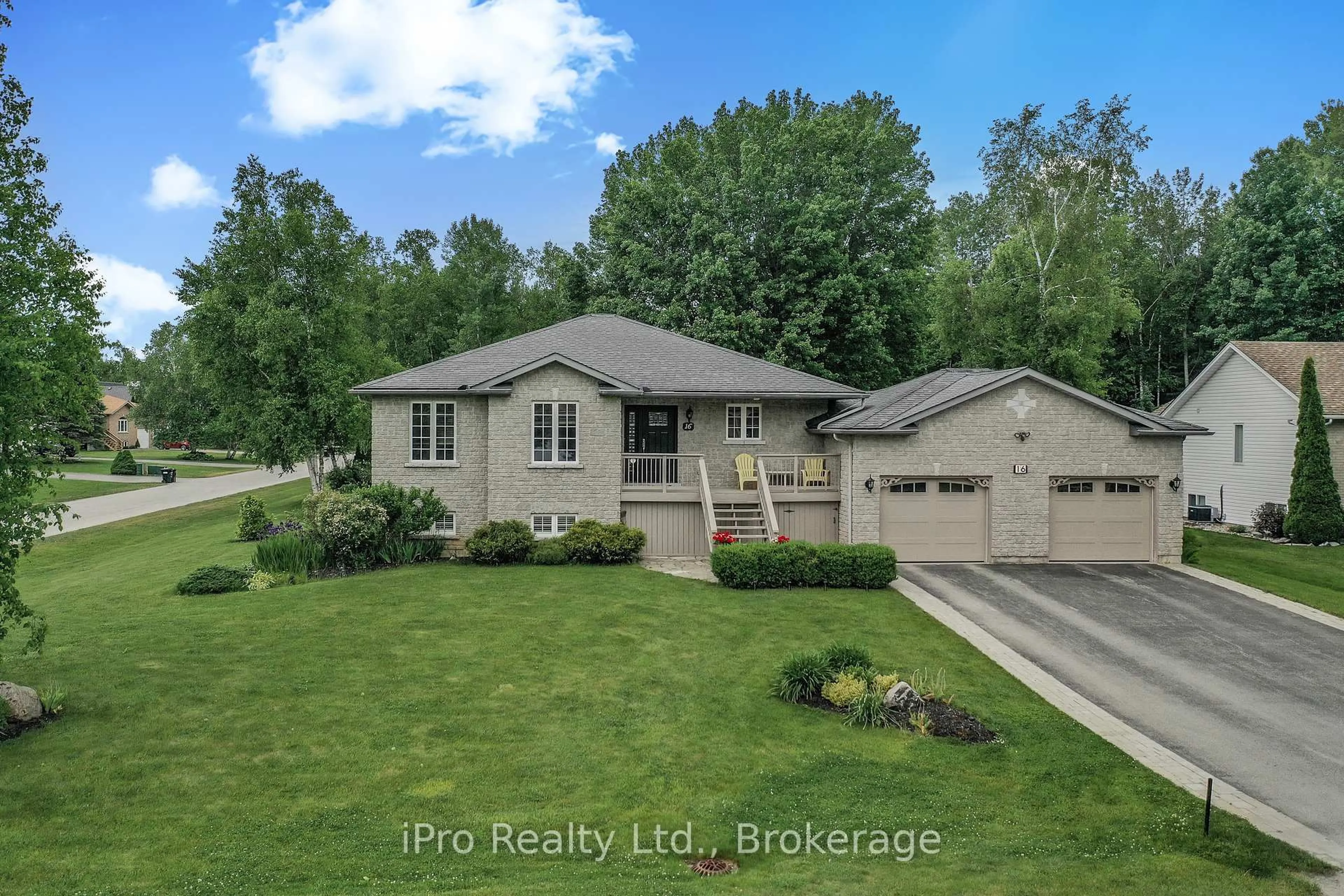 A pic from outside/outdoor area/front of a property/back of a property/a pic from drone, street for 16 Martyn Dr, Wasaga Beach Ontario L9Z 1N4