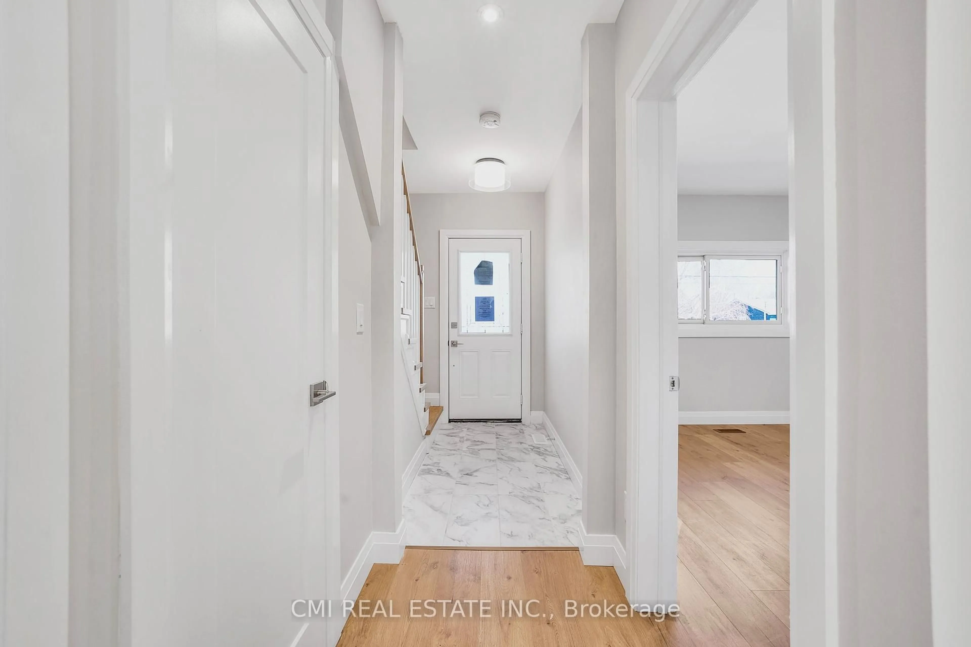 Indoor entryway for 124 Ninth St, Midland Ontario L4R 4B8