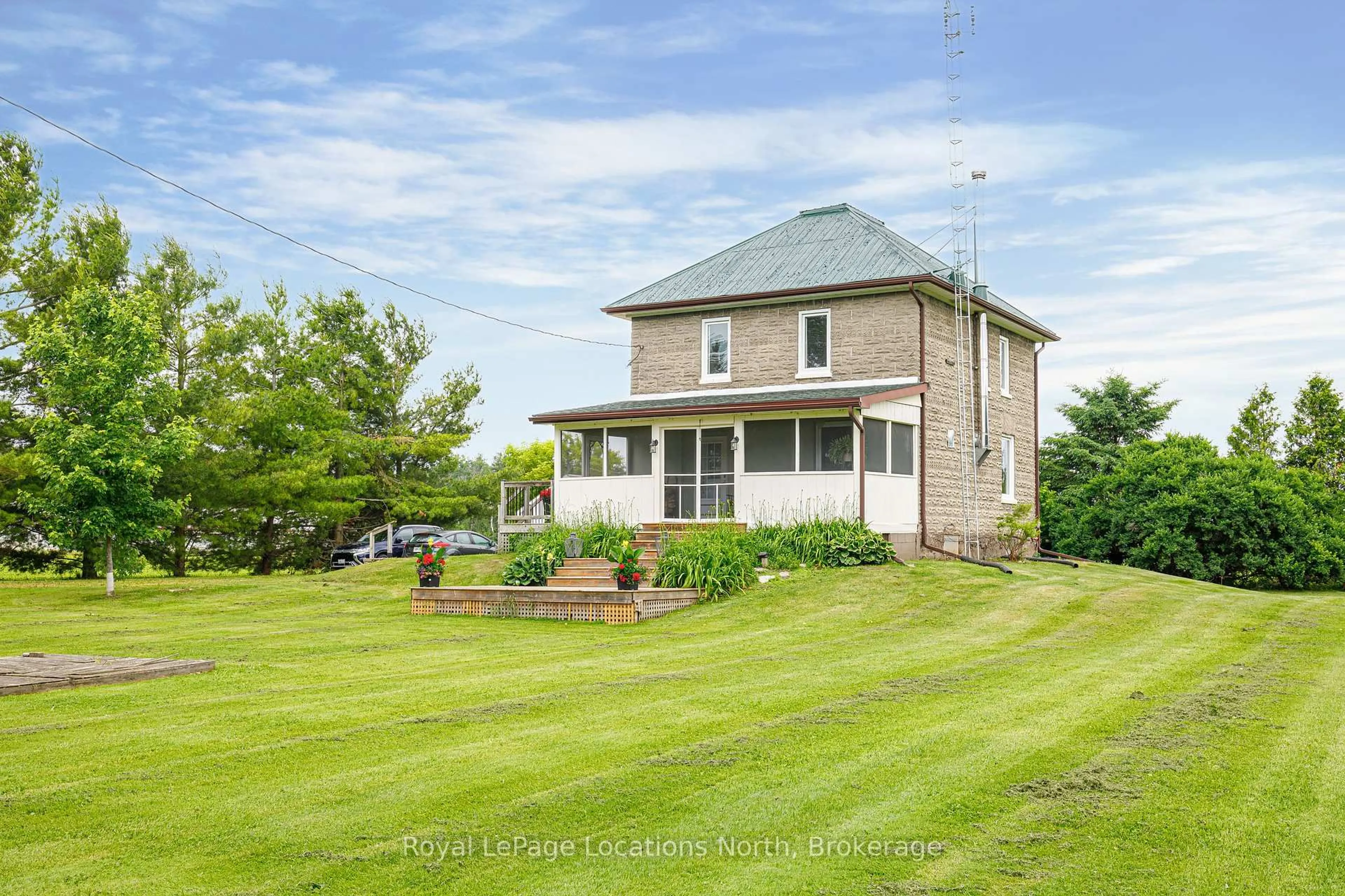 A pic from outside/outdoor area/front of a property/back of a property/a pic from drone, unknown for 5576 Concession 6 Rd, Clearview Ontario L0M 1N0