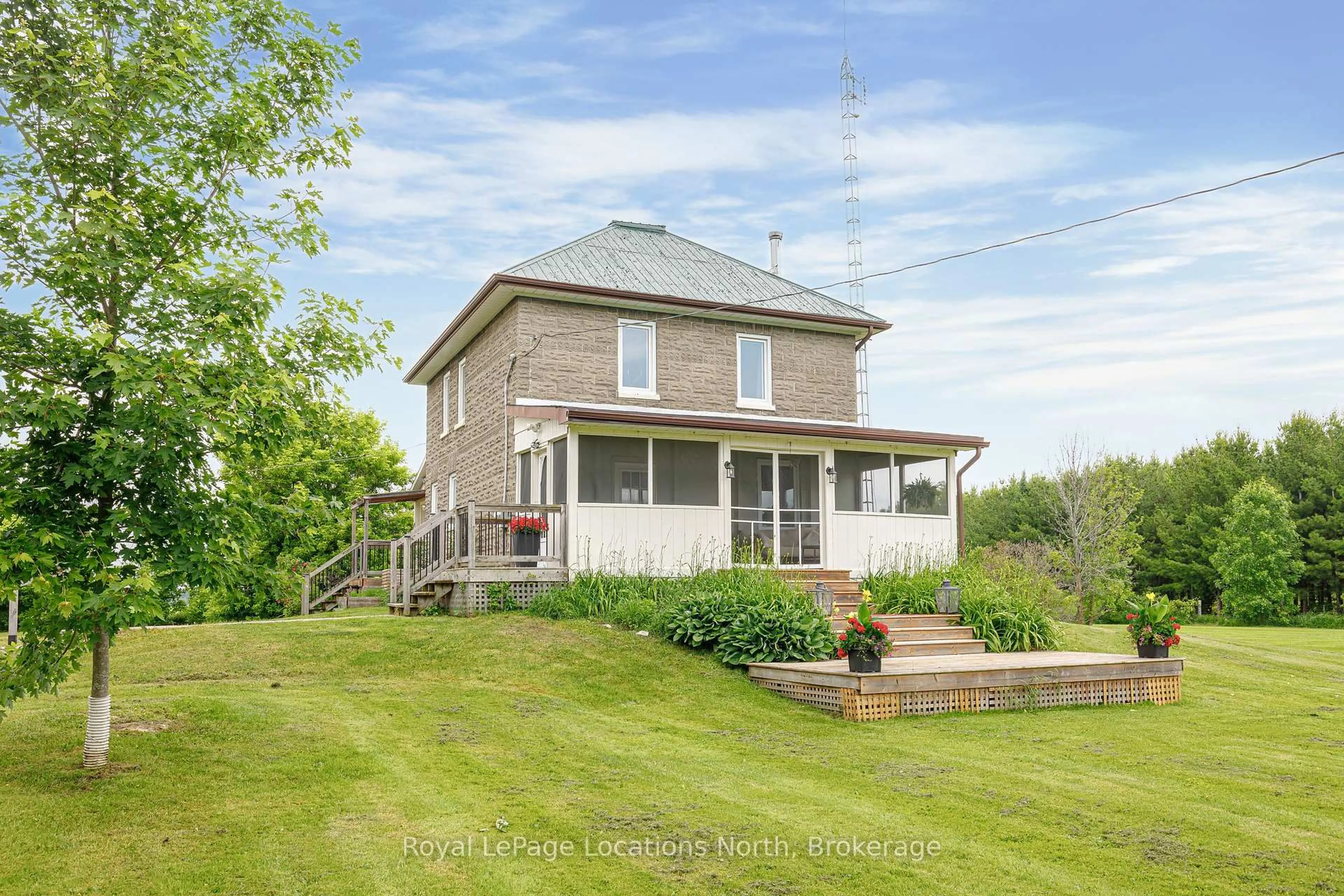 A pic from outside/outdoor area/front of a property/back of a property/a pic from drone, building for 5576 Concession 6 Rd, Clearview Ontario L0M 1N0