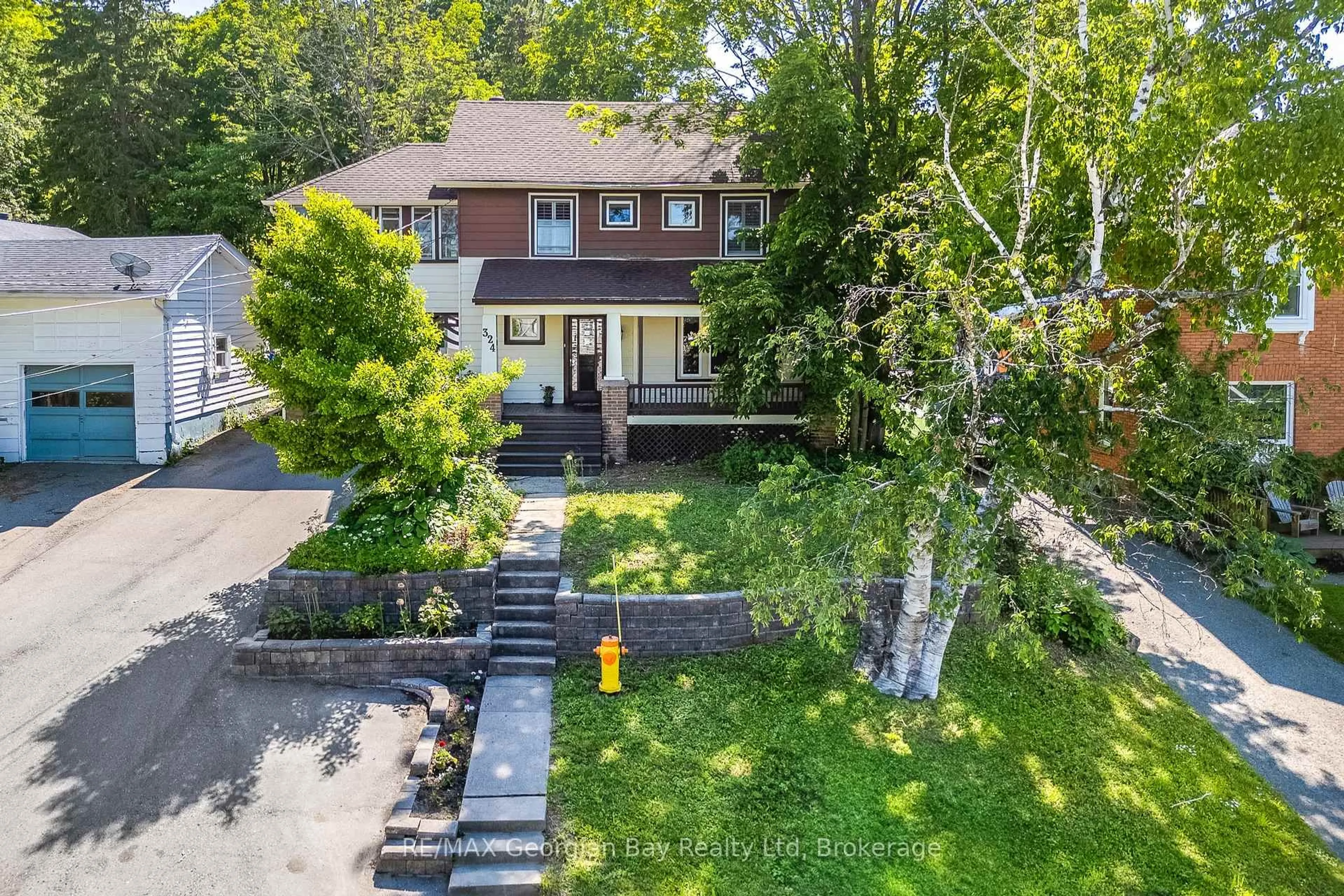 A pic from outside/outdoor area/front of a property/back of a property/a pic from drone, street for 324 Second St, Midland Ontario L4R 3R3