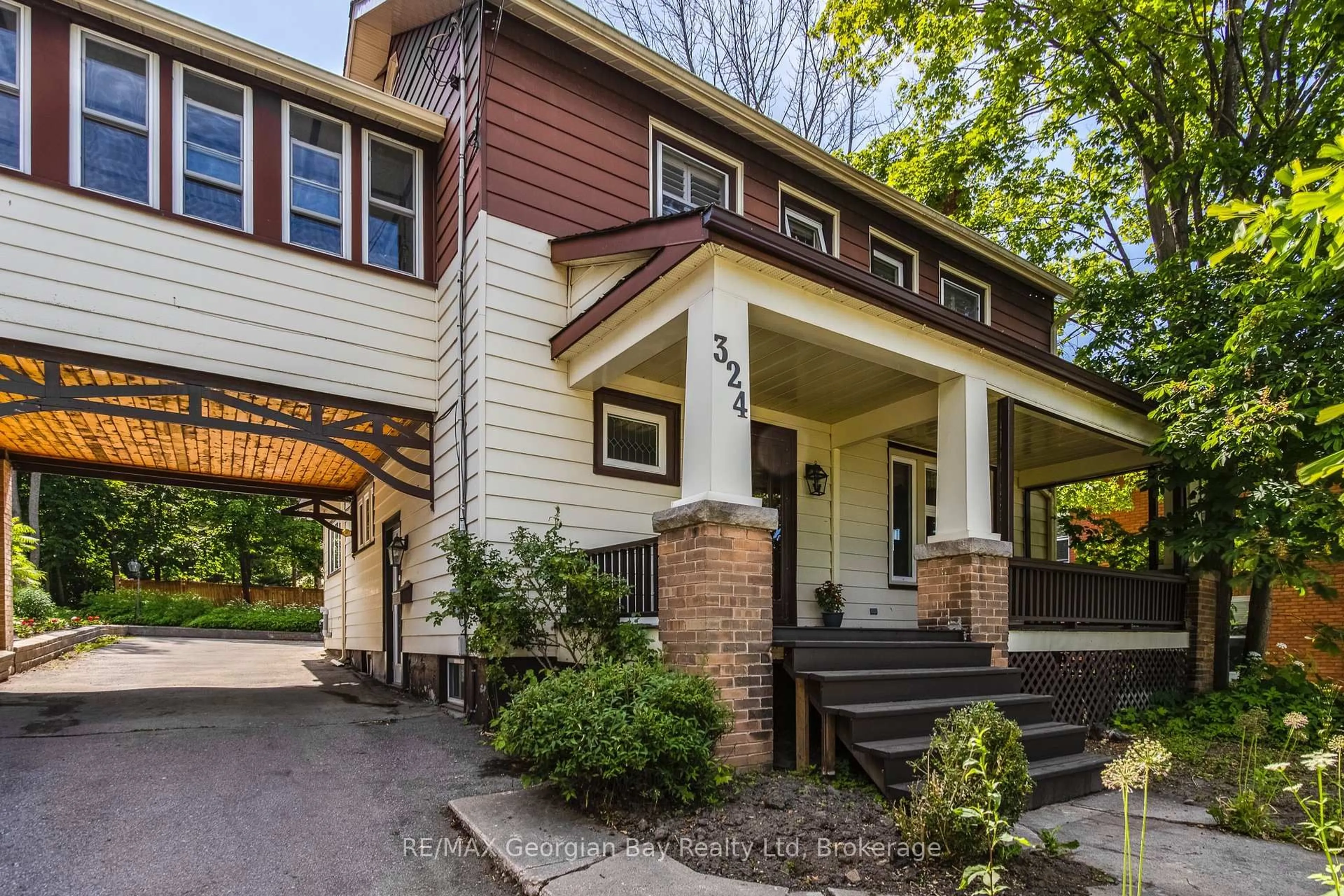Home with vinyl exterior material, street for 324 Second St, Midland Ontario L4R 3R3
