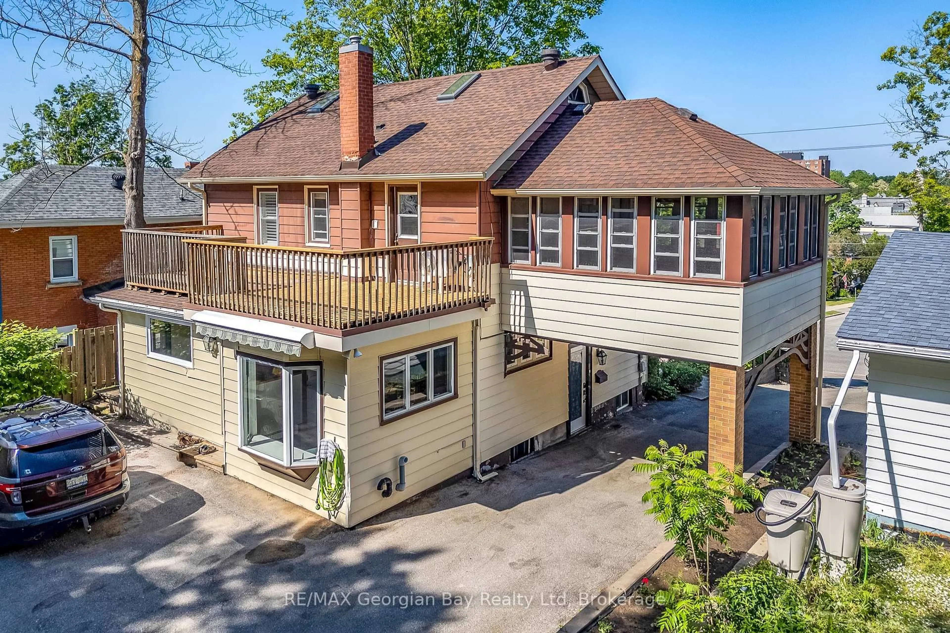 A pic from outside/outdoor area/front of a property/back of a property/a pic from drone, street for 324 Second St, Midland Ontario L4R 3R3