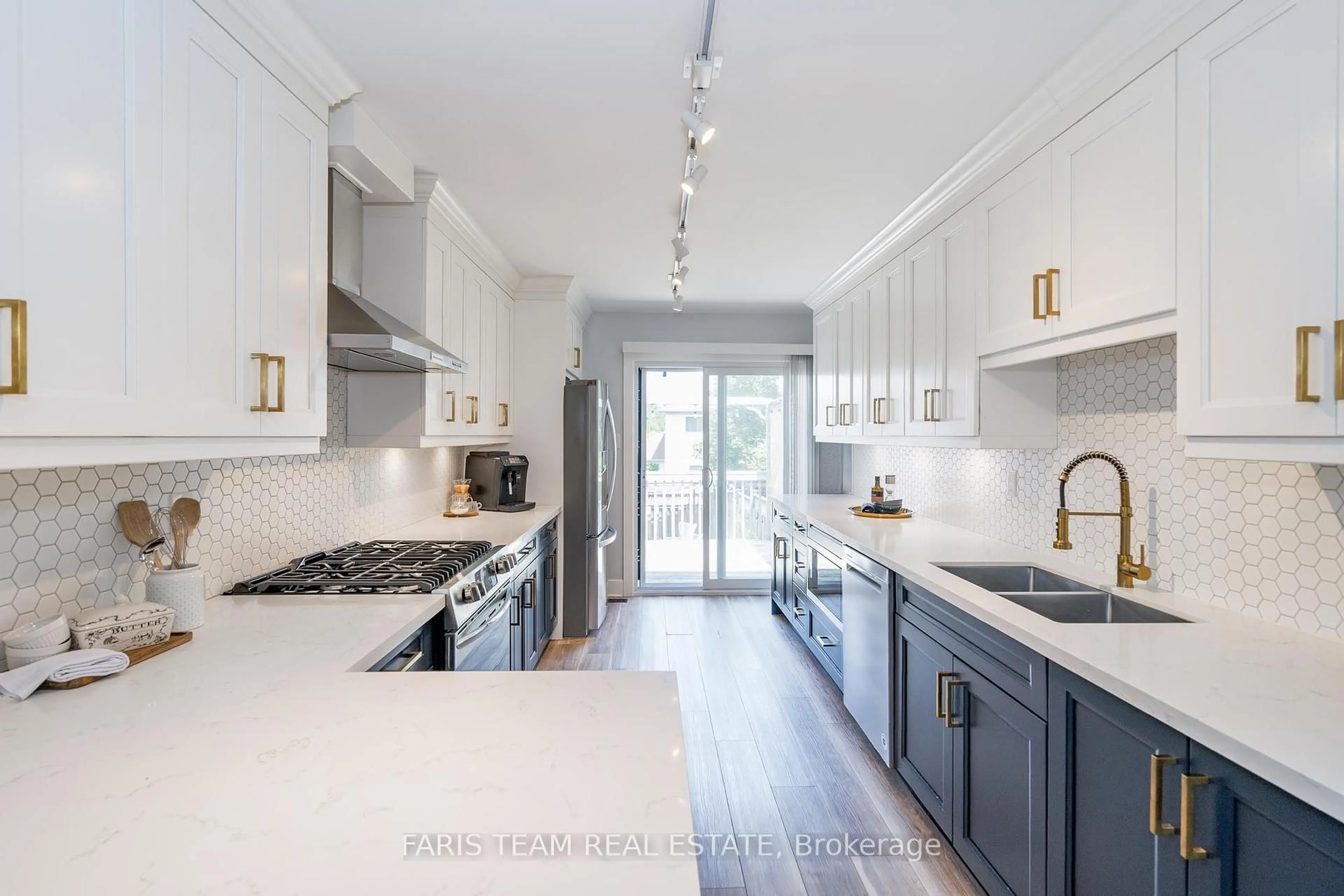 Open concept kitchen, unknown for 16 Athabaska Rd, Barrie Ontario L4N 8C9