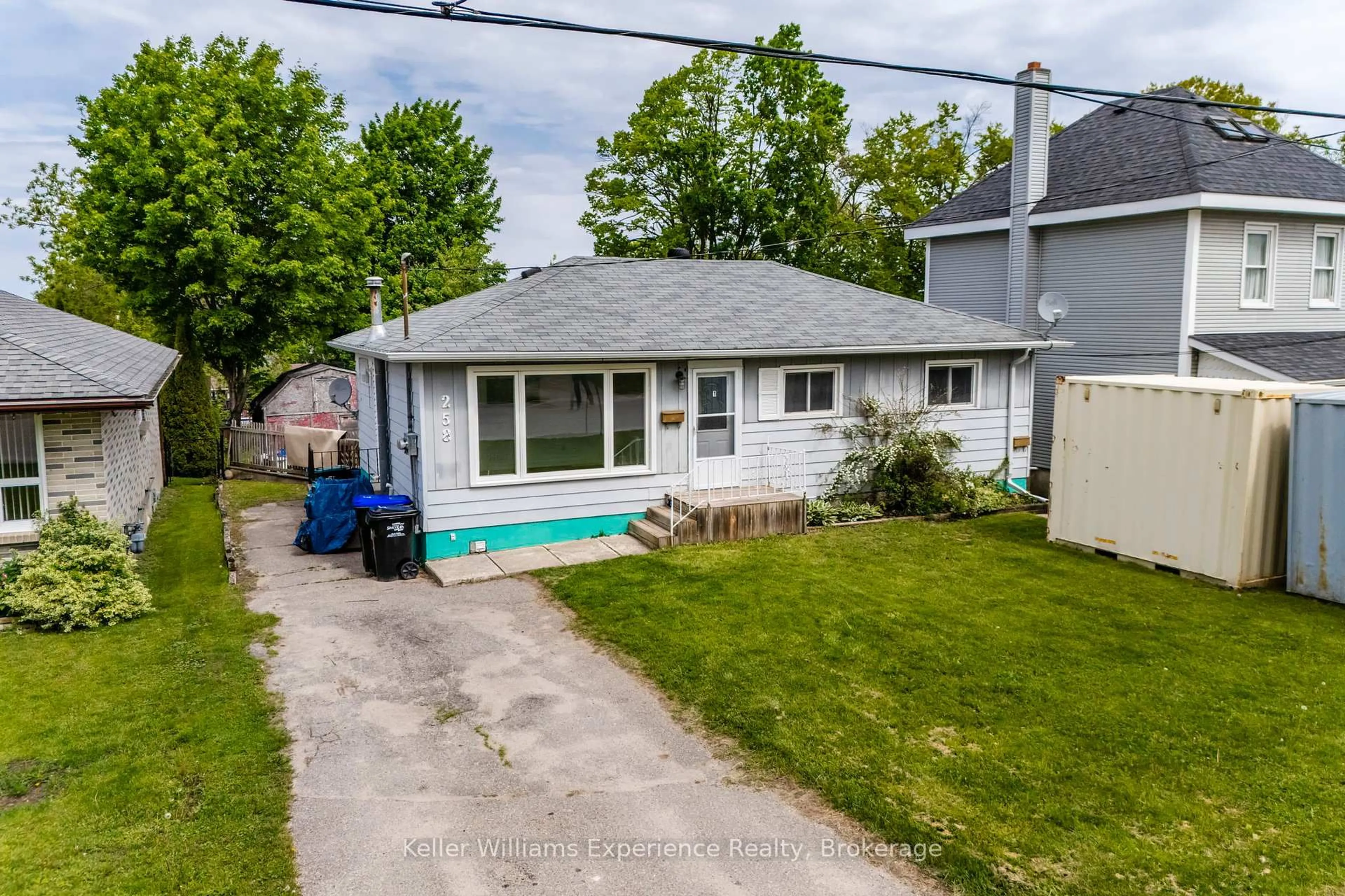 A pic from outside/outdoor area/front of a property/back of a property/a pic from drone, street for 258 Ruby St, Midland Ontario L4R 2L4