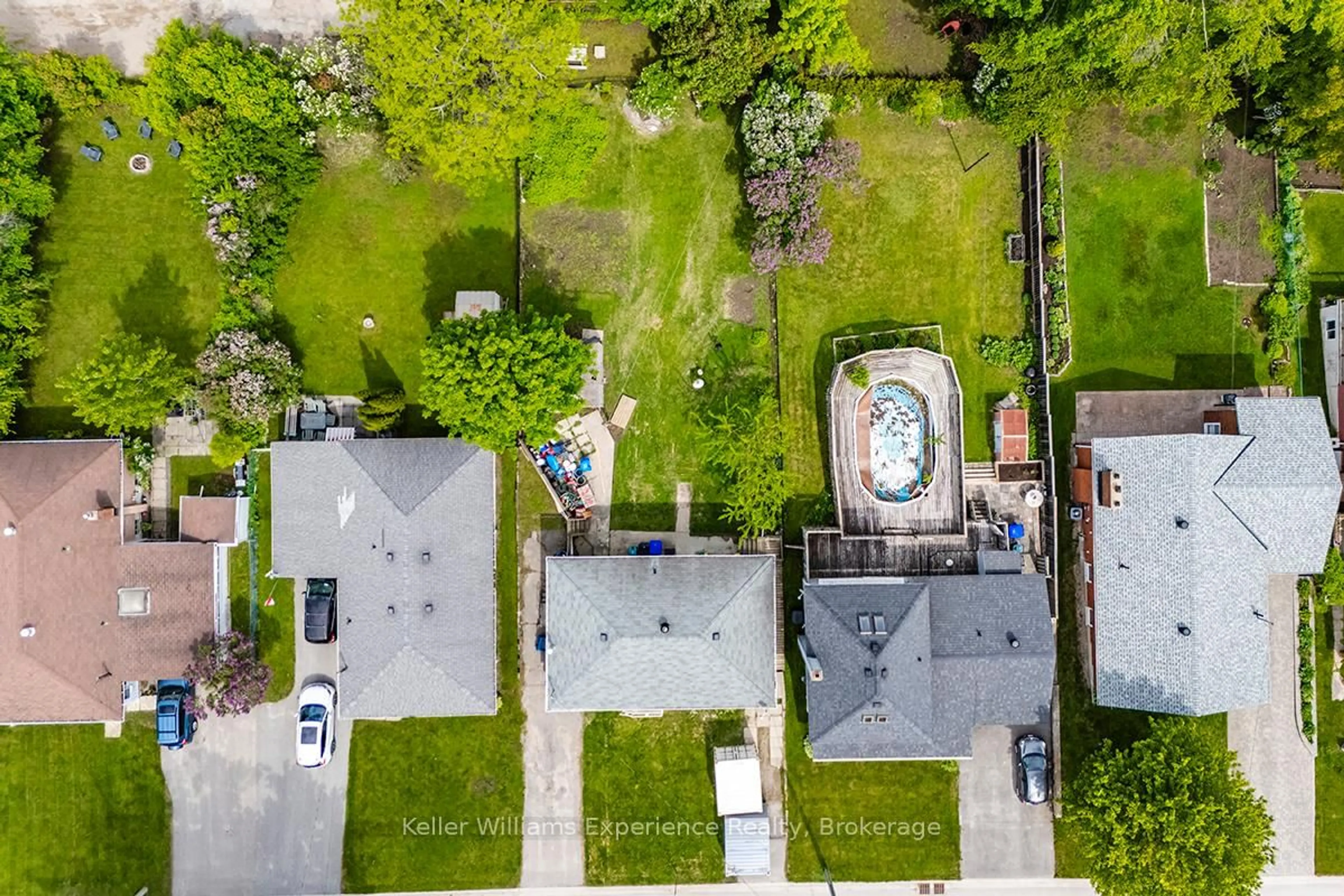 A pic from outside/outdoor area/front of a property/back of a property/a pic from drone, street for 258 Ruby St, Midland Ontario L4R 2L4