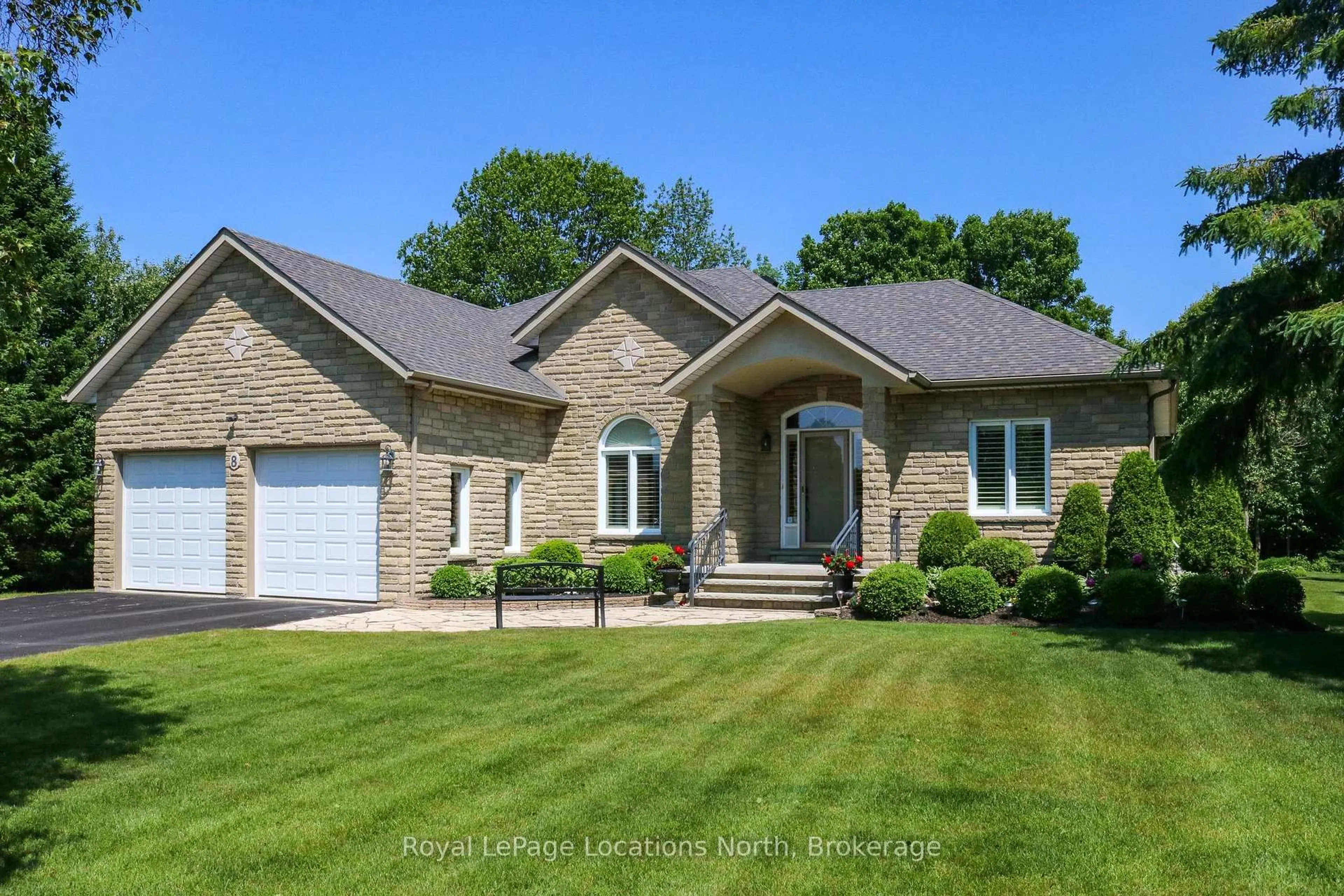 Home with brick exterior material, street for 8 Hillier Crt, Wasaga Beach Ontario L9Z 1J8