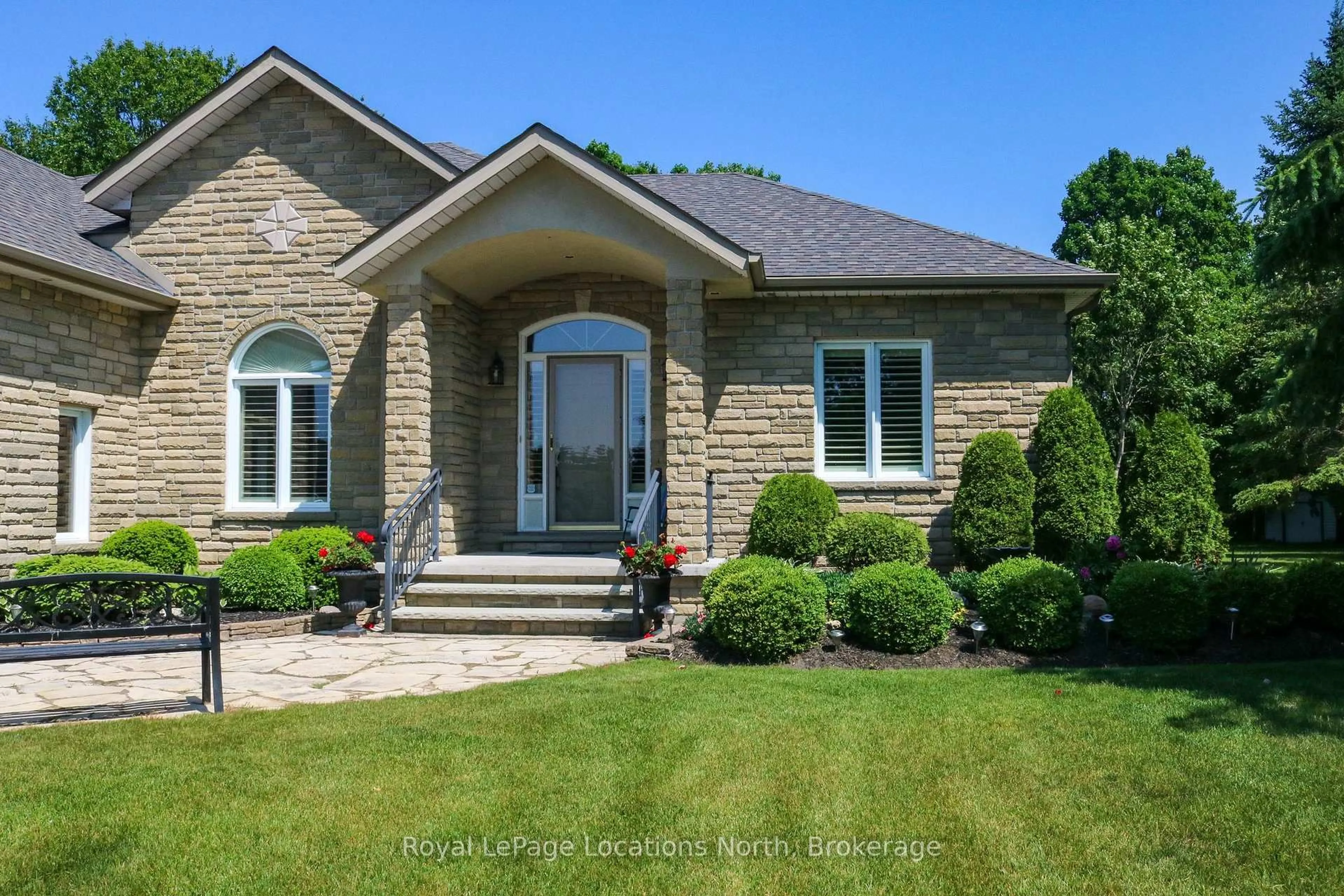 Home with brick exterior material, street for 8 Hillier Crt, Wasaga Beach Ontario L9Z 1J8