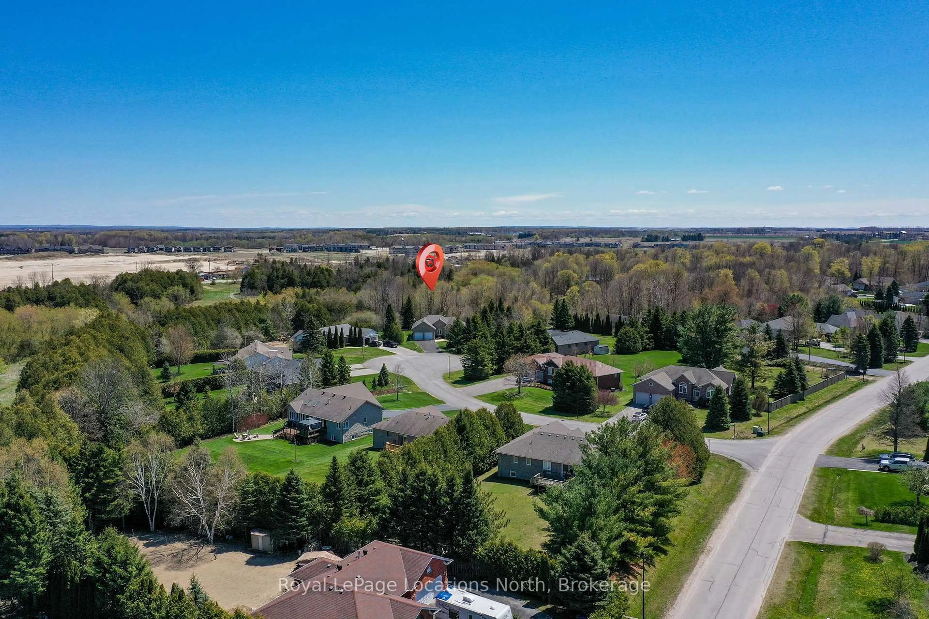 A pic from outside/outdoor area/front of a property/back of a property/a pic from drone, unknown for 8 Hillier Crt, Wasaga Beach Ontario L9Z 1J8