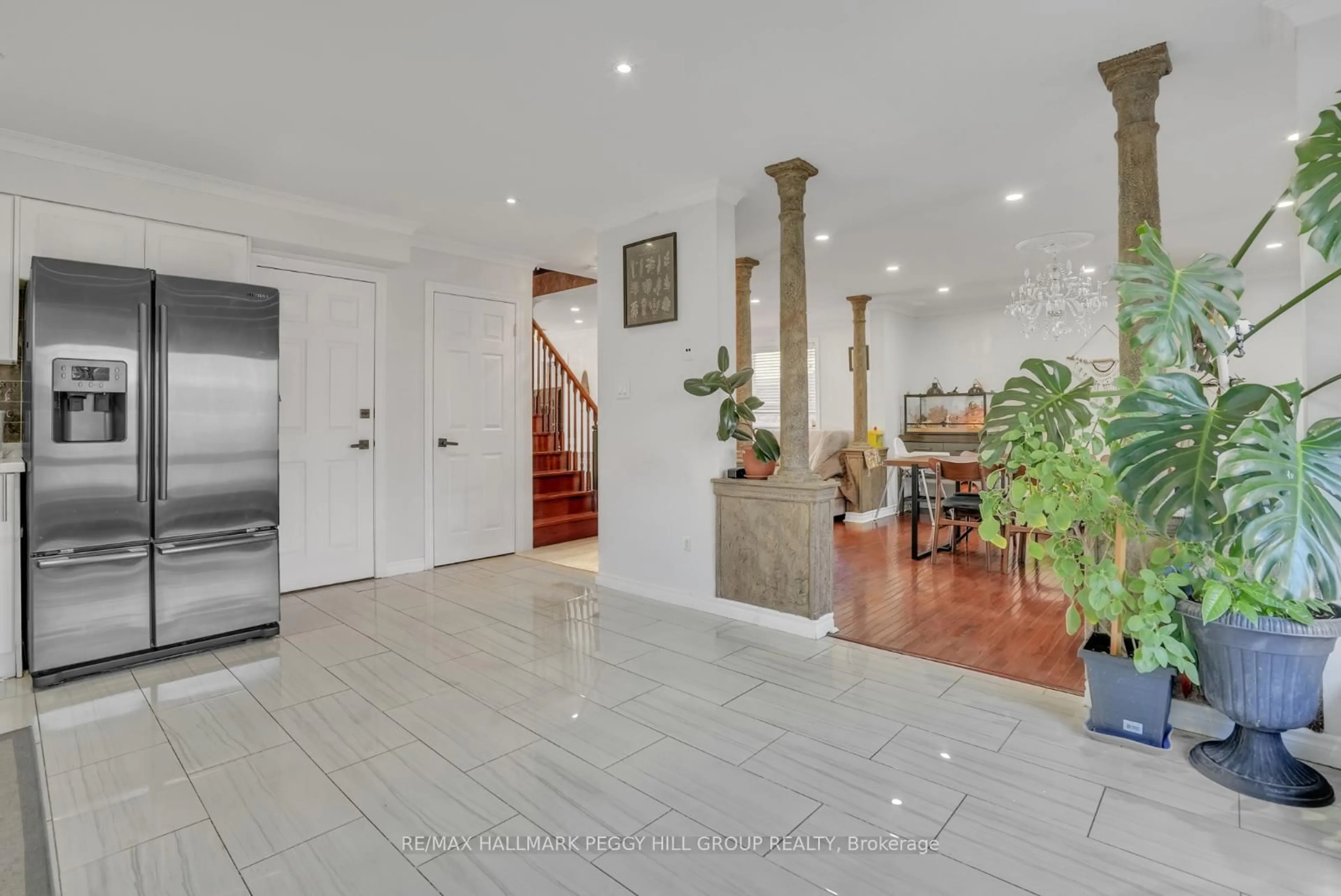 Indoor foyer for 7 Michelle Dr, Barrie Ontario L4N 5Y1